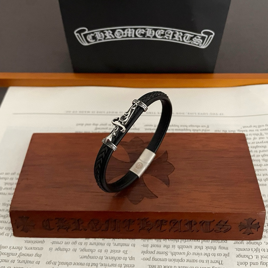 NO:114262,New model [Counter Quality] Chrome Hearts Croxin Sword leather rope bracelet The design styles with different concave and convex shapes are unique. Cross Scout flowers are Croxin's logo, so they last longer. The authentic version of Chrome Hearts Croxin necklace is the ordinary light version of the market. The quality is benchmarked against the quality of the text and the details of the retro old gray oxygen level. Seiko version!  , jewelry boutique, chrome hearts, chrome hearts, necklace, bracelet19860909新款【专柜品质】Chrome Hearts克罗心 宝剑皮绳手镯 凹凸造型不同的花纹设计风格呈现出与众不同 十字架童军花是克罗心的标志 所以更经久不衰 正品打版Chrome Hearts克罗心项链区别市场普通轻版 对版对标品质 看字印细节 复古做旧灰氧程度.精工版本！,饰品精品,chrome hearts,chrome hearts,necklace,bracelet,Jewelry
