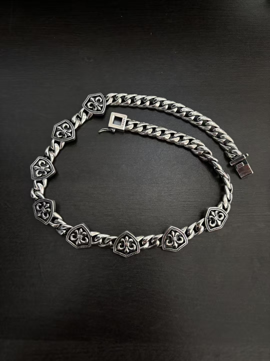 NO:114904,New [Counter Quality] Chrome Hearts Croxin Classic Scout Flower Cuban clavicle chain necklace Different pattern design styles present unique Cross Scout Flower is Croxin's ambition, so it lasts for a long time Genuine version Chrome Hearts Croxin Difference to the market ordinary light version Corresponding to the quality of the version Benchmarking the details of the letter printing Retro old gray oxygen level. Seiko version!  !  !  Pure handmade ~ Authentic model opening must-have fashion and fashion, both men and women can wear it, same style for couples, original official website, rock punk style silver style, retro elements, trendy and versatile!  , jewelry boutique, chrome hearts, chrome hearts, necklace19860909新款【专柜品质】Chrome Hearts克罗心经典童军花古巴锁骨链项链 凹凸造型不同的花纹设计风格 呈现出与众不同 十字架 童军花是克罗心的志 所以更经久不衰 正品打版Chrome Hearts克罗心 区别市场普通轻版 对版对标品质 看字印细节 复古做旧灰氧程度.精工版本！！！ 纯手工打造 ～正品开模潮流时尚必备 男女均可佩戴 情侣同款 官网原版 摇滚朋克泰银风格 复古元素 潮流百搭！,饰品精品,chrome hearts,chrome hearts,necklace,Jewelry