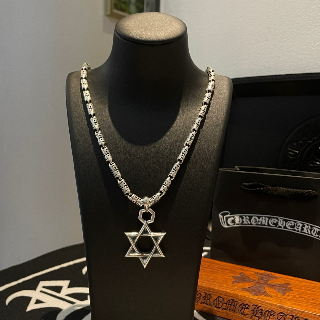 💰💰320 抖音/快手/ins/小红书/直播热门 ，新款【专柜品质】Chrome Hearts克罗心十字架项链 ，六芒星吊坠，凹凸造型不同的花纹设计风格 呈现出与众不同 十字架 童军花是克罗心的志 所以更经久不衰 正品打版Chrome Hearts克罗心 区别市场普通轻版 对版对标品质 看字印细节 复古做旧灰氧程度.精工版本！！！ 纯手工打造 ～正品开模💝潮流时尚必备 男女均可佩戴 情侣同款 官网原版 摇滚朋克泰银风格 复古元素 潮流百搭！