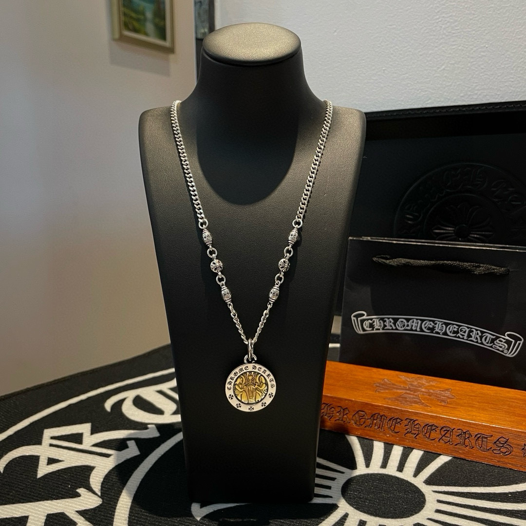 NO:114939,New [Counter Quality] Chrome Hearts Croxin Classic retro multi-element side necklace Round brand Virgin Sword Pendant Different pattern design styles with concave and convex shapes present uniqueness Cross Scout flowers are Croxin's ambitions, so they last longer. Genuine version of Chrome Hearts Croxin Difference to the market ordinary light version, match the quality of the version, look at the details of the letter printing, the degree of retro old gray oxygen. Seiko version!  !  !  Pure handmade ~ Authentic model opening must-have fashion and fashion, both men and women can wear it, same style for couples, original official website, rock punk style silver style, retro elements, trendy and versatile!  , jewelry boutique, chrome hearts, chrome hearts, necklace19860909新款【专柜品质】Chrome Hearts克罗心 经典复古多元素侧身项链 圆牌圣母宝剑吊坠 凹凸造型不同的花纹设计风格 呈现出与众不同 十字架 童军花是克罗心的志 所以更经久不衰 正品打版Chrome Hearts克罗心 区别市场普通轻版 对版对标品质 看字印细节 复古做旧灰氧程度.精工版本！！！ 纯手工打造 ～正品开模潮流时尚必备 男女均可佩戴 情侣同款 官网原版 摇滚朋克泰银风格 复古元素 潮流百搭！,饰品精品,chrome hearts,chrome hearts,necklace,Jewelry