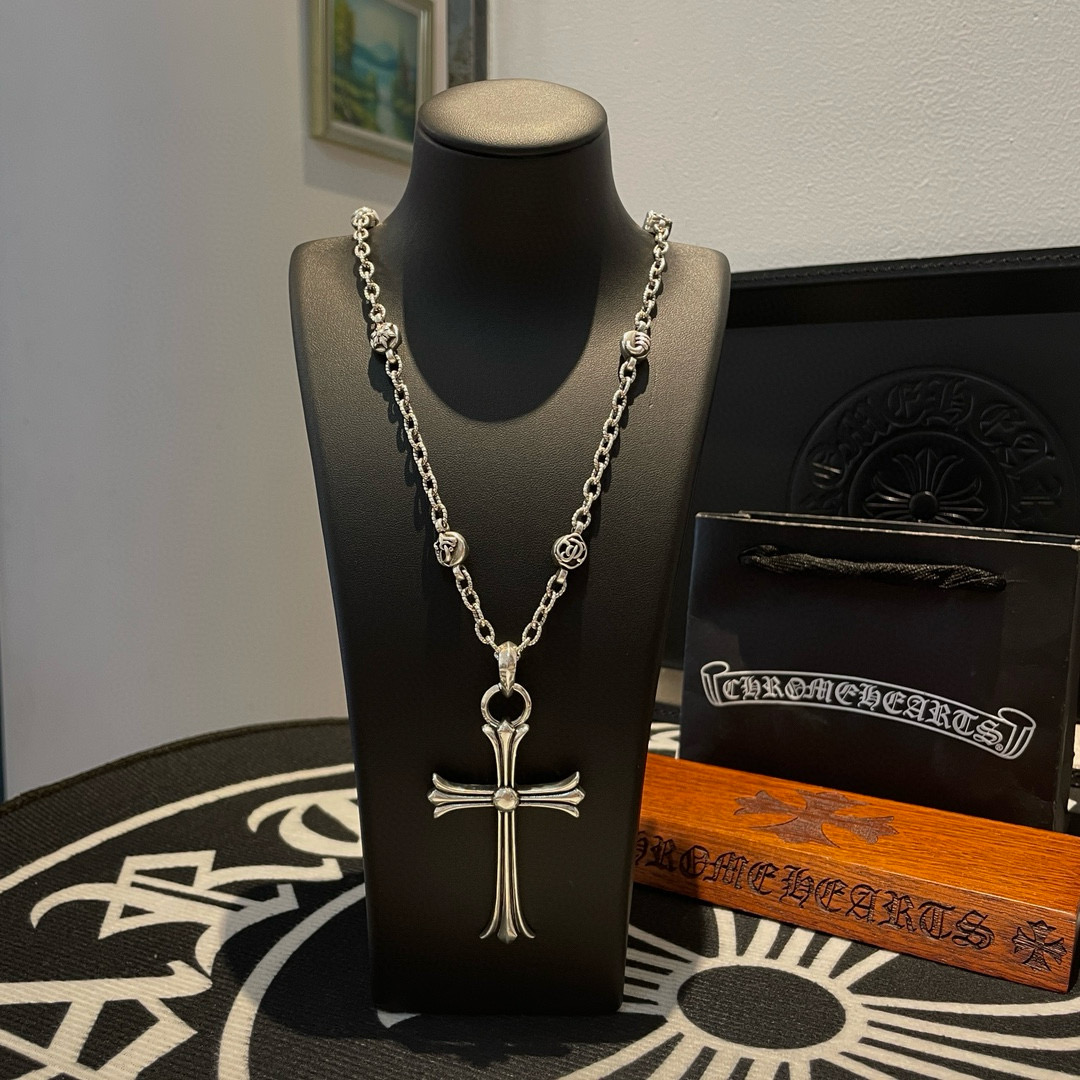 NO:115360,TikTok/Kuaishou/ins/Xiaohongshu/Live Hot, New [Counter Quality] Chrome Hearts Croxin Classic Cross Flower Ball Necklace, Large Cross Pendant, Concave and Convex and Convex Scout Flowers present unique to others Cross Scout Flowers is Croxin's ambition, so it lasts for a long time Genuine version Chrome Hearts Croxin Difference to the market ordinary light version, match the quality of the version, look at the details of the letter printing, retro old gray oxygen level. Seiko version!  !  !  Pure handmade ~ Authentic model opening must-have fashion and fashion, both men and women can wear it, same style for couples, original official website, rock punk style silver style, retro elements, trendy and versatile!  , jewelry boutique, chrome hearts, chrome hearts, necklace19860909批 抖音/快手/ins/小红书/直播热门 ,新款【专柜品质】Chrome Hearts克罗心经典十字花球项链 ,大号十字架吊坠,凹凸造型不同的花纹设计风格 呈现出与众不同 十字架 童军花是克罗心的志 所以更经久不衰 正品打版Chrome Hearts克罗心 区别市场普通轻版 对版对标品质 看字印细节 复古做旧灰氧程度.精工版本！！！ 纯手工打造 ～正品开模潮流时尚必备 男女均可佩戴 情侣同款 官网原版 摇滚朋克泰银风格 复古元素 潮流百搭！,饰品精品,chrome hearts,chrome hearts,necklace,Jewelry