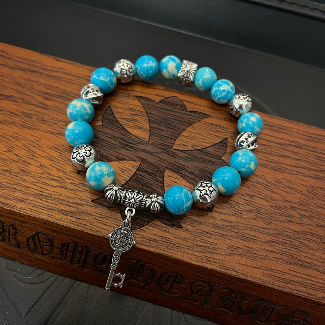 批💰145 新款【专柜品质】Chrome Hearts克罗心 经典复古多元素绿松石手串手链 ,快手/ins/小红书热门,凹凸造型不同的花纹设计风格呈现出与众不同 十字架童军花是克罗心的标志 所以更经久不衰 正品打版Chrome Hearts克罗心 区别市场普通轻版 对版对标品质 看字印细节 复古做旧灰氧程度.精工版本!