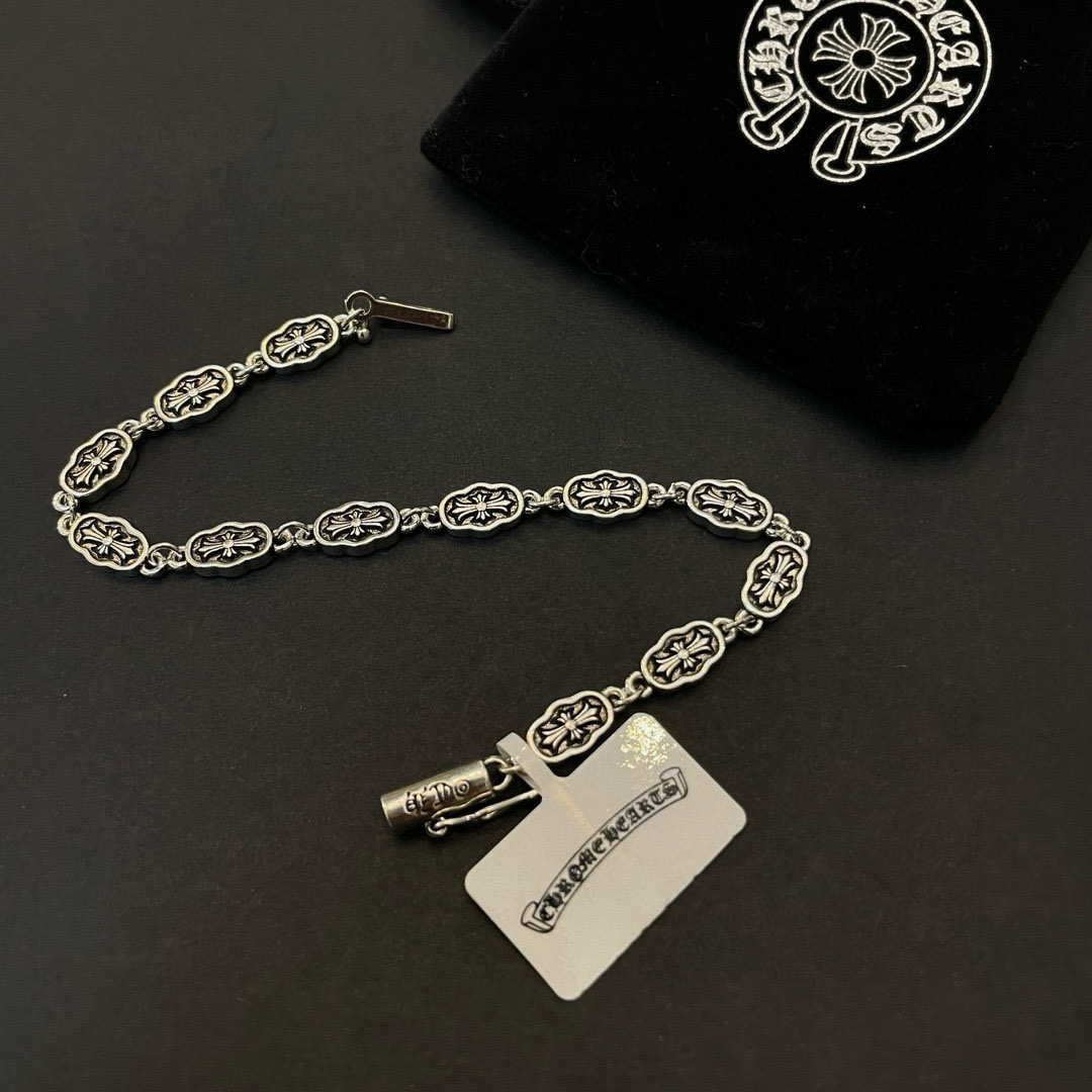 批💰115 新款【专柜品质】Chrome Hearts克罗心 经典复古十字架手链 凹凸造型不同的花纹设计风格 呈现出与众不同 十字架 童军花是克罗心的志 所以更经久不衰 正品打版Chrome Hearts克罗心 区别市场普通轻版 对版对标品质 看字印细节 复古做旧灰氧程度.精工版本!!! 纯手工打造 ~正品开模💝潮流时尚必备 男女均可佩戴 情侣同款 官网原版 摇滚朋克泰银风格 复古元素 潮流百搭!
