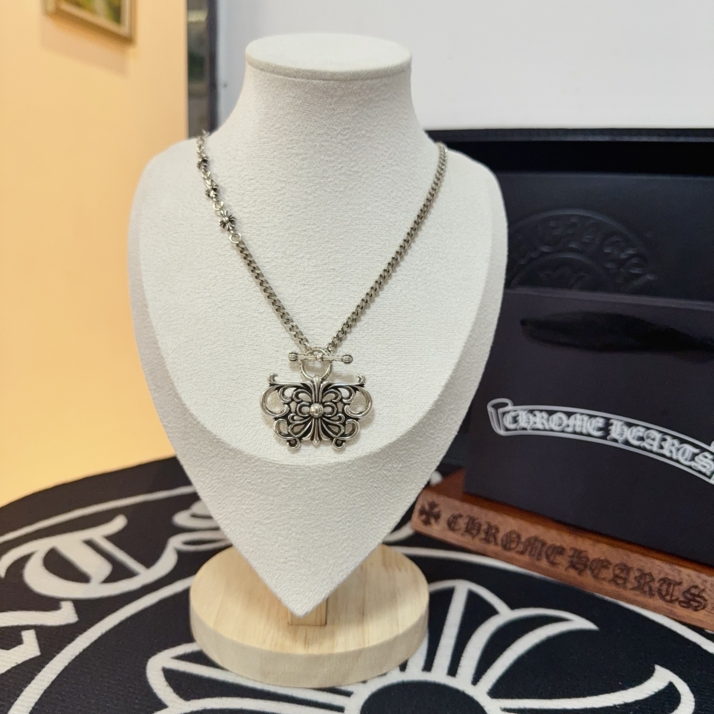 NO:115370,New [Counter Quality] Chrome Hearts Croxin Vine Flower Cross Necklace, different pattern design styles with different concave and convex shapes, presenting unique cross. Cross Scout Flower is Croxin's ambition, so it lasts for a longer time. Genuine version of Chrome Hearts Croxin, differentiates the market ordinary light version, benchmarks the quality of the version, looks at the details of the letter printing, retro, old gray oxygen level. Seiko version!  !  !  Pure handmade ~ Authentic model opening must-have fashion and fashion, both men and women can wear it, same style for couples, original official website, rock punk style silver style, retro elements, trendy and versatile!  , jewelry boutique, chrome hearts, chrome hearts, necklace19860909新款【专柜品质】Chrome Hearts克罗心藤花十字架项链 ,凹凸造型不同的花纹设计风格 呈现出与众不同 十字架 童军花是克罗心的志 所以更经久不衰 正品打版Chrome Hearts克罗心 区别市场普通轻版 对版对标品质 看字印细节 复古做旧灰氧程度.精工版本！！！ 纯手工打造 ～正品开模潮流时尚必备 男女均可佩戴 情侣同款 官网原版 摇滚朋克泰银风格 复古元素 潮流百搭！,饰品精品,chrome hearts,chrome hearts,necklace,Jewelry