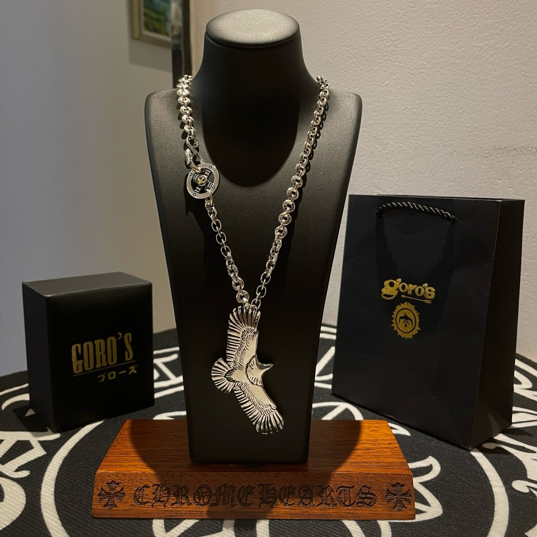 NO:115378,[New Products are on the Shelves] Goro’s Takahashi Goro Eagle Pendant, Takahashi Classic Cloak Letter Necklace, Top Version, Accepted Exclusive Shooting, Focus on the High-end Market, Kuaishou/ins/Xiaohongshu Hot Model, absolutely different from the ordinary version!  The details of the picture product are consistent with ZP!  Original production process, precision quality, purely handmade, authentic model opening, fashion essentials, both men and women can wear, same couple style, rock punk silver style, retro elements, trendy and versatile, same style on the official website, fine jewelry, necklace19860909批【新品上架】Goro’s高桥吾郎老鹰吊坠,高桥经典环扣字母项链,顶级版本,认准独家拍摄,主攻高端市场 ,快手/ins/小红书热门款,绝对区别普通版本！图片产品细节与ZP一致！原版制作工艺 精工品质 纯手工打造 ～正品开模潮流时尚必备 男女均可佩戴 情侣款同款 摇滚朋克泰银风格 复古元素 潮流百搭 官网同款,饰品精品,necklace,Jewelry