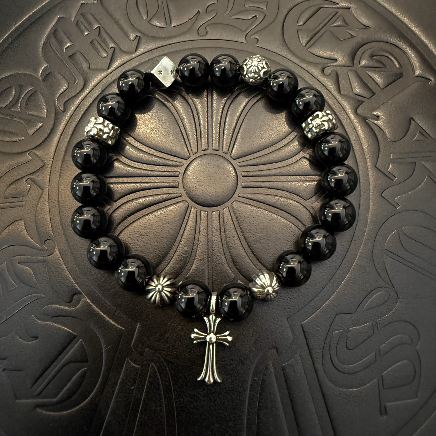 NO:115405,Batch New model [Counter Quality] Chrome Hearts Croxin Classic retro multi-element obsidian bracelet, Kuaishou/ins/Little Red Book popular, different concave and convex and convex design styles present unique. Cross Scout flowers are Croxin's logo, so they last longer. Genuine version Chrome Hearts Croxin Difference to the market ordinary light version, match the quality of the version, look at the details of the letter printing, retro old gray oxygen level. Seiko version!  , jewelry boutique, chrome hearts, chrome hearts, bracelet19860909批 新款【专柜品质】Chrome Hearts克罗心 经典复古多元素黑曜石手串手链 ,快手/ins/小红书热门,凹凸造型不同的花纹设计风格呈现出与众不同 十字架童军花是克罗心的标志 所以更经久不衰 正品打版Chrome Hearts克罗心 区别市场普通轻版 对版对标品质 看字印细节 复古做旧灰氧程度.精工版本！,饰品精品,chrome hearts,chrome hearts,bracelet,Jewelry