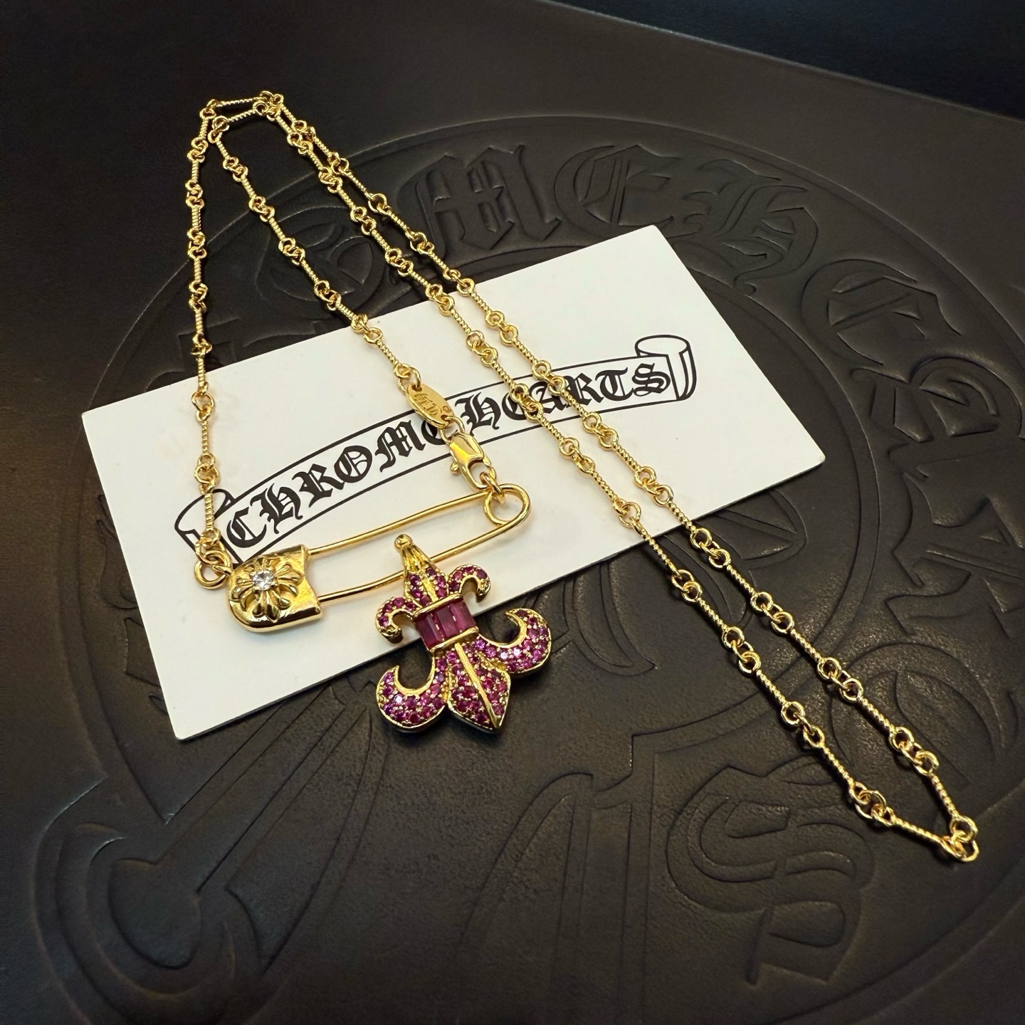  新款【专柜品质】Chrome Hearts克罗心22k金色粉钻童军花别针项链 ，凹凸造型不同的花纹设计