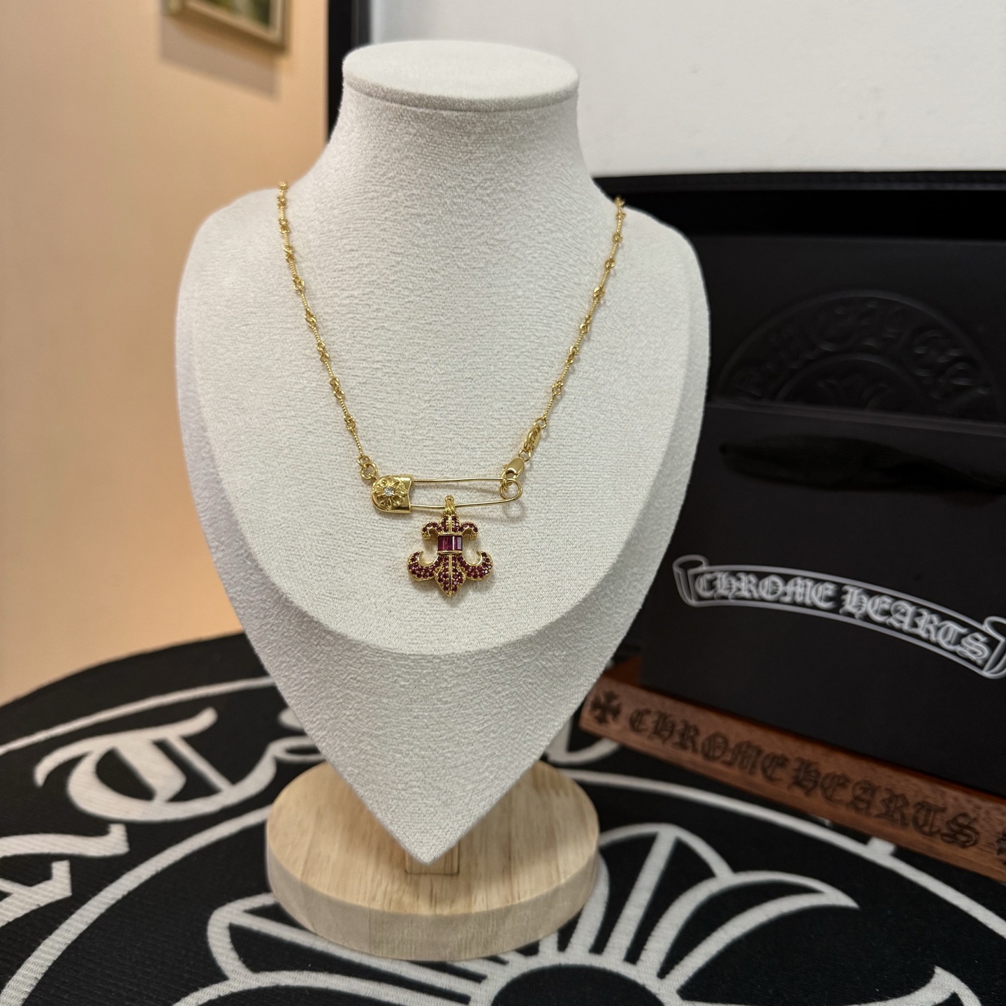  新款【专柜品质】Chrome Hearts克罗心22k金色粉钻童军花别针项链 ，凹凸造型不同的花纹设计