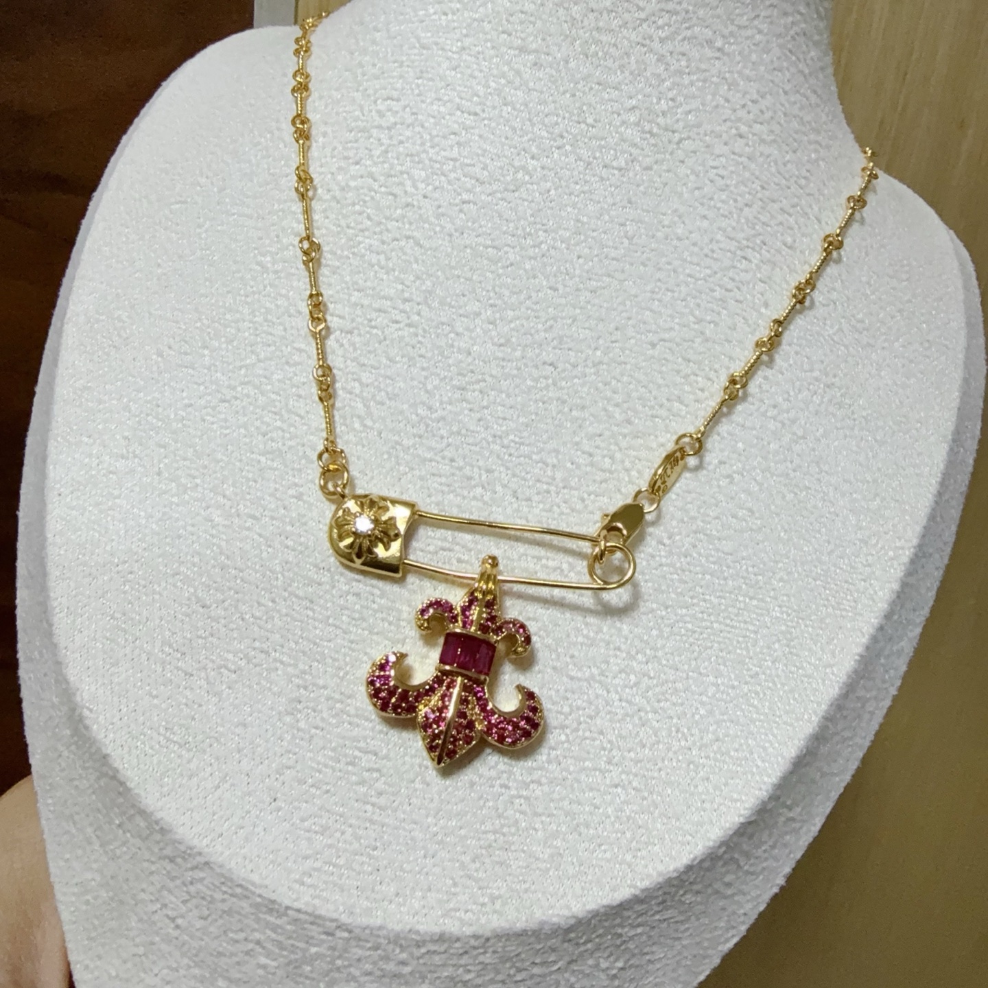  新款【专柜品质】Chrome Hearts克罗心22k金色粉钻童军花别针项链 ，凹凸造型不同的花纹设计