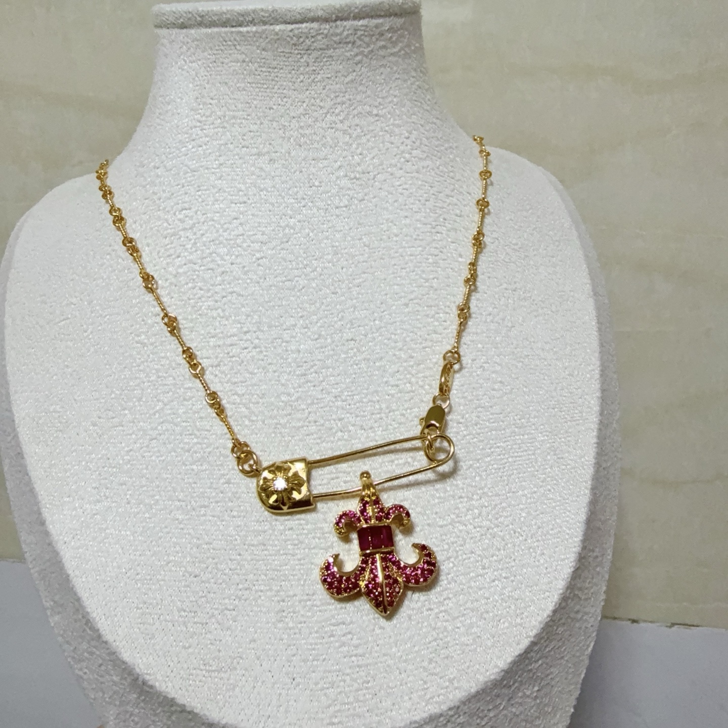 新款【专柜品质】Chrome Hearts克罗心22k金色粉钻童军花别针项链 ，凹凸造型不同的花纹设计