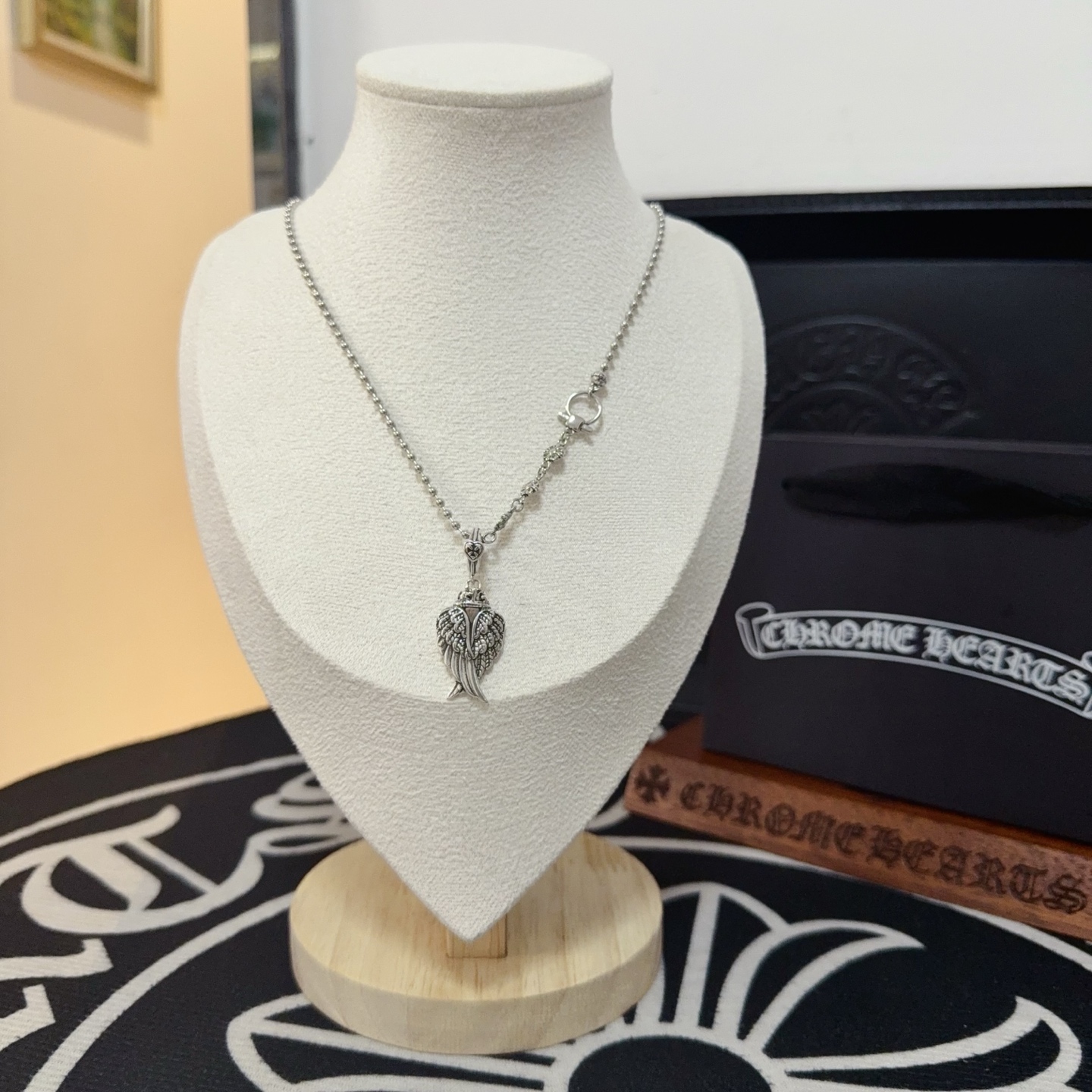 NO:115386,New [Counter Quality] Chrome Hearts Angel Wing Necklace, different pattern design styles with different concave and convex shapes, presenting uniqueness. Cross Scout flowers are Croxin's ambitions, so they last longer. Genuine version of Chrome Hearts Croxin, differentiating the market ordinary light version, matching the quality, looking at the details of the letter printing, retro old gray oxygen level. Seiko version!  !  !  Pure handmade ~ Authentic model opening must-have fashion and fashion, both men and women can wear it, same style for couples, original official website, rock punk style silver style, retro elements, trendy and versatile!  , jewelry boutique, chrome hearts, chrome hearts, necklace19860909新款【专柜品质】Chrome Hearts克罗心天使之翼项链 ,凹凸造型不同的花纹设计风格 呈现出与众不同 十字架 童军花是克罗心的志 所以更经久不衰 正品打版Chrome Hearts克罗心 区别市场普通轻版 对版对标品质 看字印细节 复古做旧灰氧程度.精工版本！！！ 纯手工打造 ～正品开模潮流时尚必备 男女均可佩戴 情侣同款 官网原版 摇滚朋克泰银风格 复古元素 潮流百搭！,饰品精品,chrome hearts,chrome hearts,necklace,Jewelry