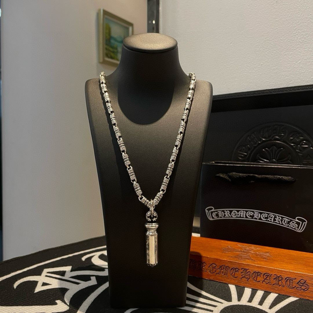 NO:115700,New [Counter Quality] Chrome Hearts Croxin Classic retro bamboo necklace Croxin cylindrical pendant Different pattern design styles with concave and convex shapes present a unique style Cross Scout flowers are Croxin's ambitions, so they last longer. Genuine version of Chrome Hearts Croxin Difference to the market ordinary light version, match the quality of the version, look at the details of the letter printing, the degree of retro old gray oxygen. Seiko version!  !  !  Pure handmade ~ Authentic model opening must-have fashion and fashion, both men and women can wear it, same style for couples, original official website, rock punk style silver style, retro elements, trendy and versatile!  , jewelry boutique, chrome hearts, chrome hearts, necklace19860909新款【专柜品质】Chrome Hearts克罗心 经典复古竹节项链 克罗心圆柱吊坠 凹凸造型不同的花纹设计风格 呈现出与众不同 十字架 童军花是克罗心的志 所以更经久不衰 正品打版Chrome Hearts克罗心 区别市场普通轻版 对版对标品质 看字印细节 复古做旧灰氧程度.精工版本！！！ 纯手工打造 ～正品开模潮流时尚必备 男女均可佩戴 情侣同款 官网原版 摇滚朋克泰银风格 复古元素 潮流百搭！,饰品精品,chrome hearts,chrome hearts,necklace,Jewelry