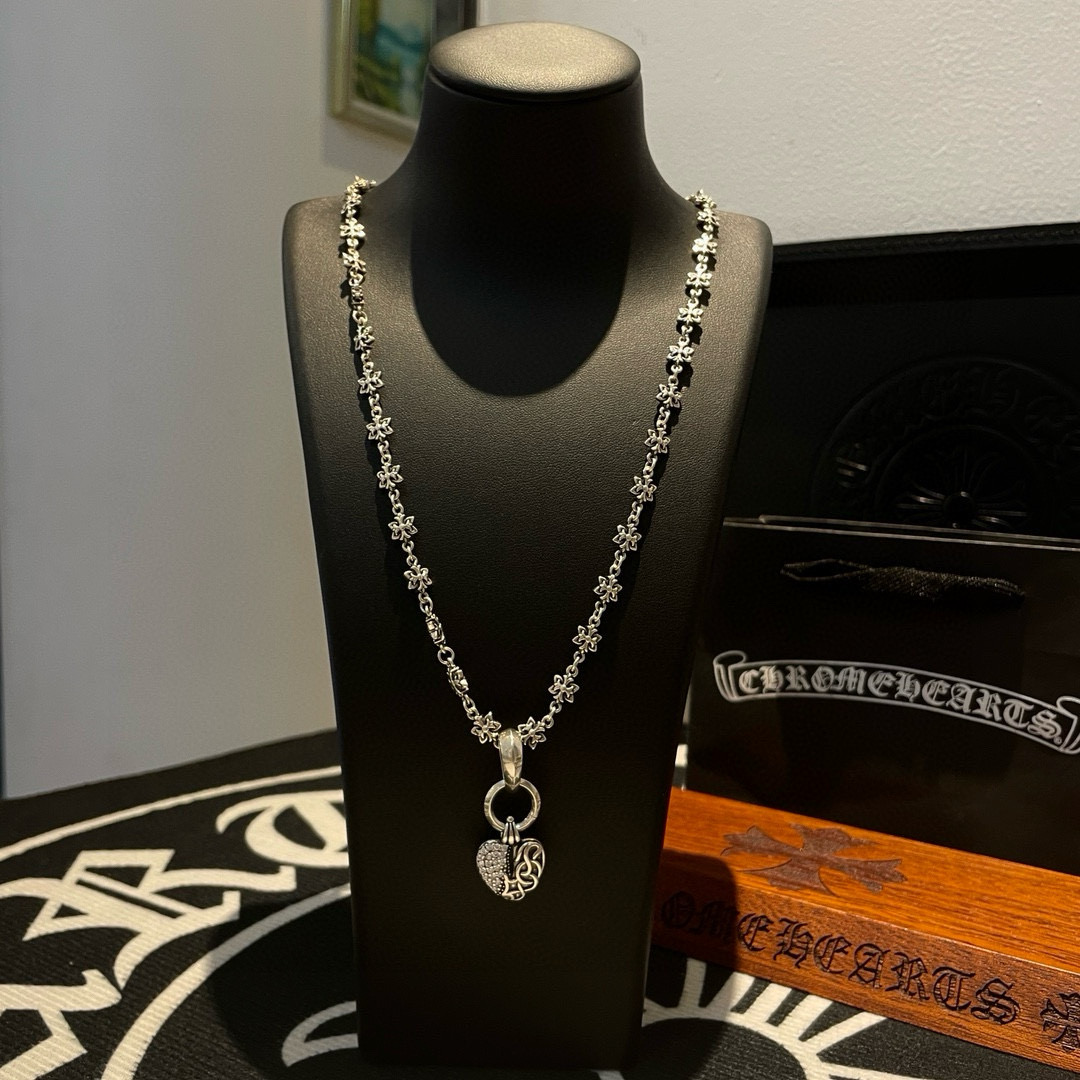 NO:115693,Comment on Douyin/Kuaishou/ins/Xiaohongshu/Live Hot, New [Counter Quality] Chrome Hearts Croxin Necklace, Vine Flower Love Pendant, Concave and Convex and Concave and Convex Design Styles, presenting uniqueness. Cross Scout Flower is Croxin's ambition, so it lasts for a long time. Genuine version of Chrome Hearts Croxin, different market light version, benchmarking quality, looking at the details of the letter printing, retro old gray oxygen level. Seiko version!  !  !  Pure handmade ~ Authentic model opening must-have fashion and fashion, both men and women can wear it, same style for couples, original official website, rock punk style silver style, retro elements, trendy and versatile!  , jewelry boutique, chrome hearts, chrome hearts, necklace19860909批抖音/快手/ins/小红书/直播热门 ,新款【专柜品质】Chrome Hearts克罗心项链 ,藤花爱心吊坠,凹凸造型不同的花纹设计风格 呈现出与众不同 十字架 童军花是克罗心的志 所以更经久不衰 正品打版Chrome Hearts克罗心 区别市场普通轻版 对版对标品质 看字印细节 复古做旧灰氧程度.精工版本！！！ 纯手工打造 ～正品开模潮流时尚必备 男女均可佩戴 情侣同款 官网原版 摇滚朋克泰银风格 复古元素 潮流百搭！,饰品精品,chrome hearts,chrome hearts,necklace,Jewelry