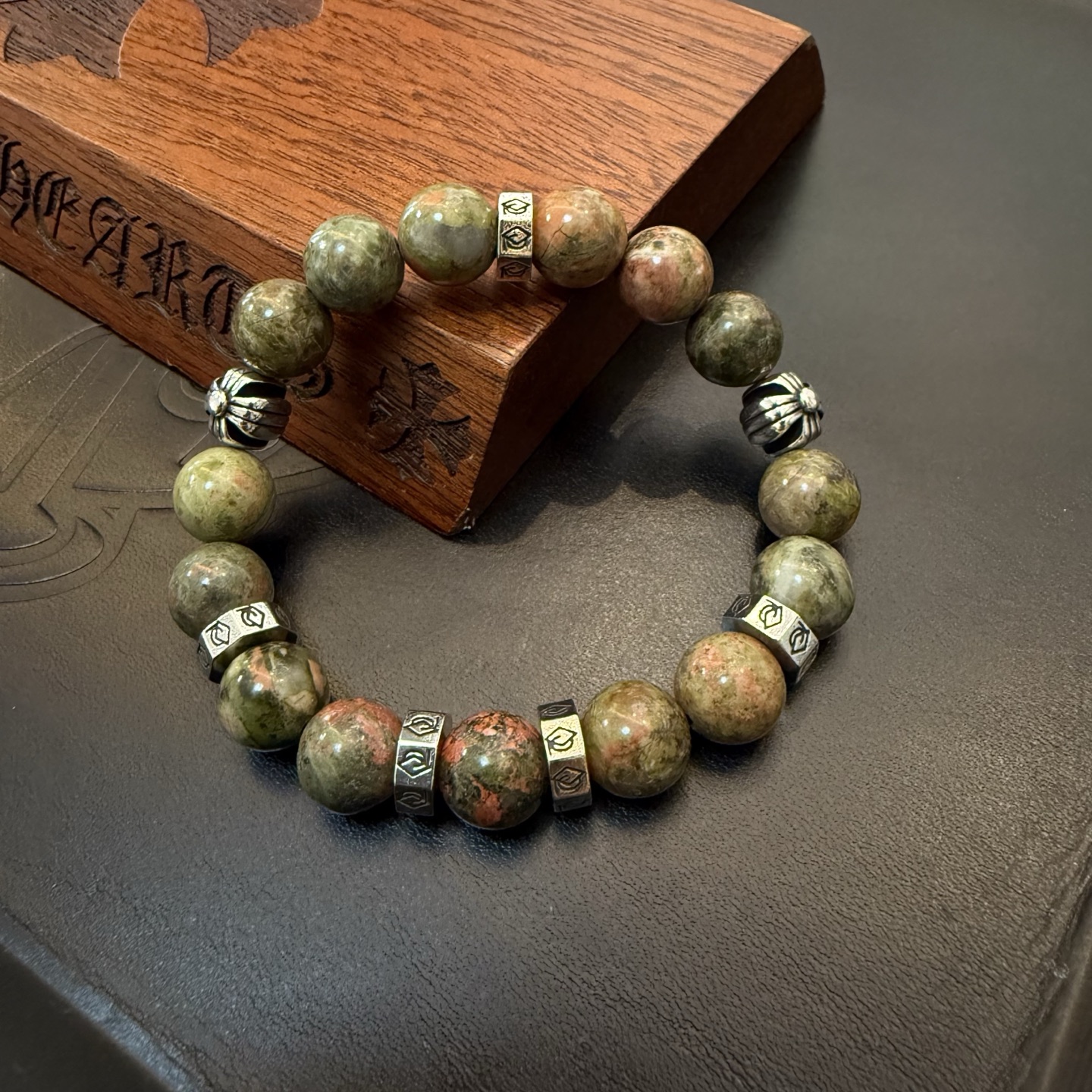  新款【专柜品质】Chrome Hearts克罗心 经典复古多元素手串手链 ，凹凸造型不同的花纹设计风格