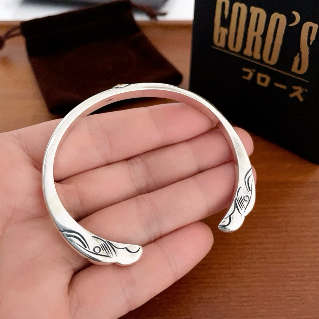 批💰125 【新品上架】Goro’s高桥吾郎点金开口手镯,顶级版本 认准独家拍摄 主攻高端市场 绝对区别普通版本!图片产品细节与ZP一致!原版制作工艺 精工品质 纯手工打造 ~正品开模💝潮流时尚必备 男女均可佩戴 情侣款同款 摇滚朋克泰银风格 复古元素 潮流百搭 官网同款❤️