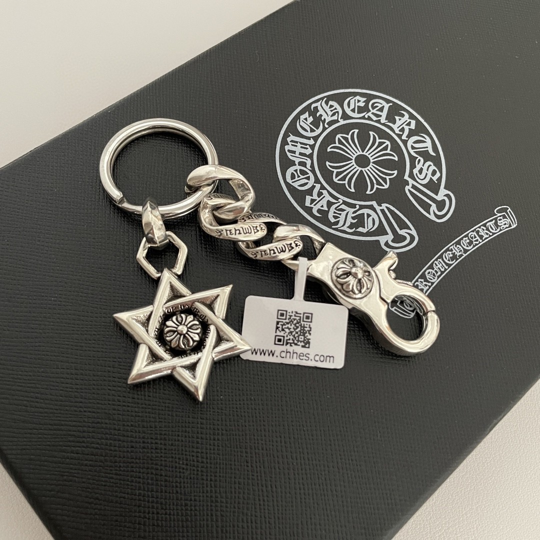 💰125 新款【专柜品质】Chrome Hearts克罗心 经典复古钥匙扣 六芒星吊坠 凹凸造型不同的花纹设计风格 呈现出与众不同 十字架 童军花是克罗心的志 所以更经久不衰 正品打版Chrome Hearts克罗心项链 区别市场普通轻版 对版对标品质 看字印细节 复古做旧灰氧程度.精工版本!!! 纯手工打造 ~正品开模💝潮流时尚必备 男女均可佩戴 情侣同款 官网原版 摇滚朋克泰银风格 复古元素 潮流百搭!