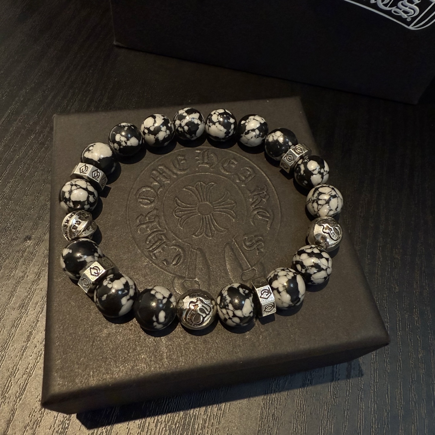 💰145 新款【专柜品质】Chrome Hearts克罗心 经典复古多元素手串手链 ,快手/ins/小红书热门,凹凸造型不同的花纹设计风格呈现出与众不同 十字架童军花是克罗心的标志 所以更经久不衰 正品打版Chrome Hearts克罗心 区别市场普通轻版 对版对标品质 看字印细节 复古做旧灰氧程度.精工版本!