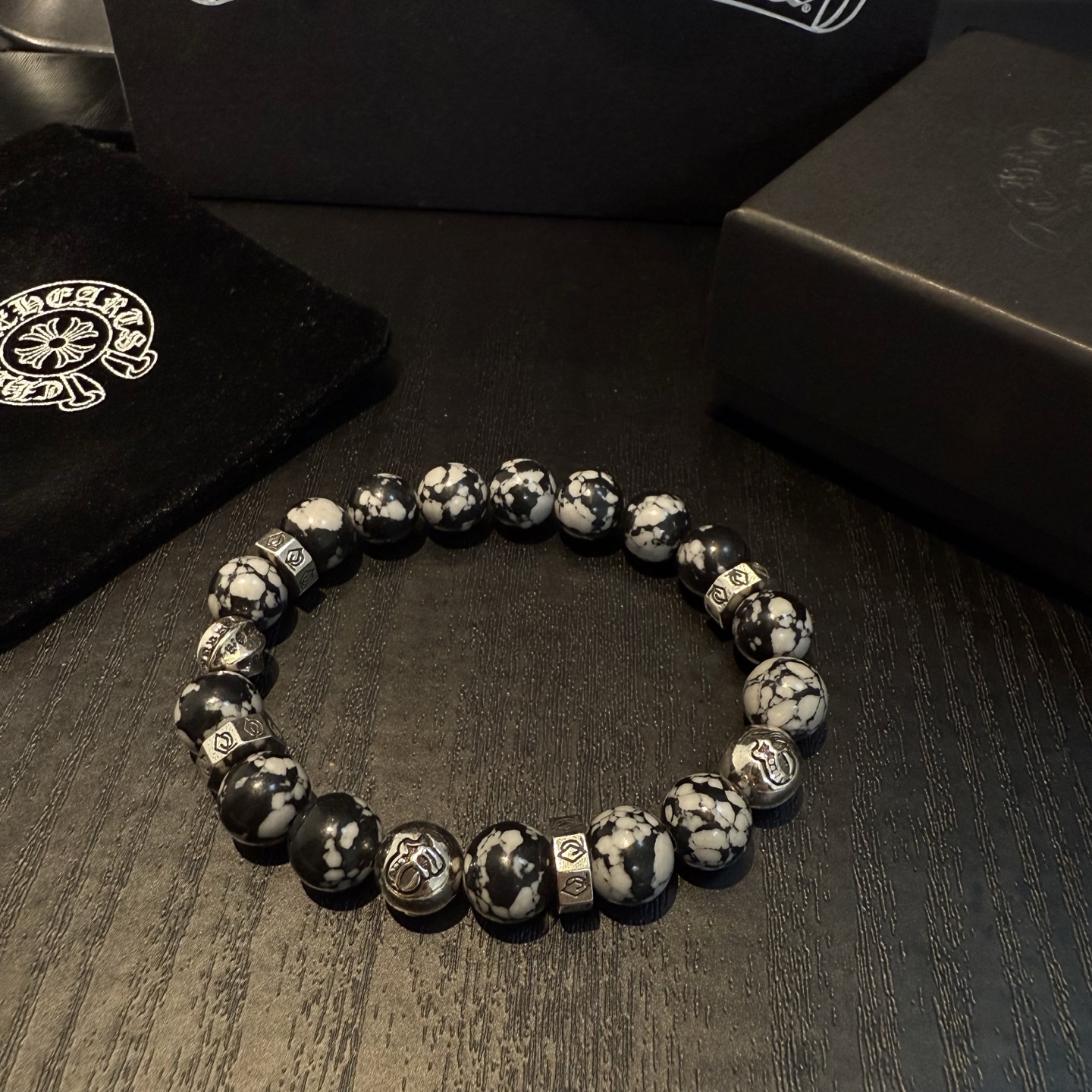 💰145 新款【专柜品质】Chrome Hearts克罗心 经典复古多元素手串手链 ,快手/ins/小红书热门,凹凸造型不同的花纹设计风格呈现出与众不同 十字架童军花是克罗心的标志 所以更经久不衰 正品打版Chrome Hearts克罗心 区别市场普通轻版 对版对标品质 看字印细节 复古做旧灰氧程度.精工版本!