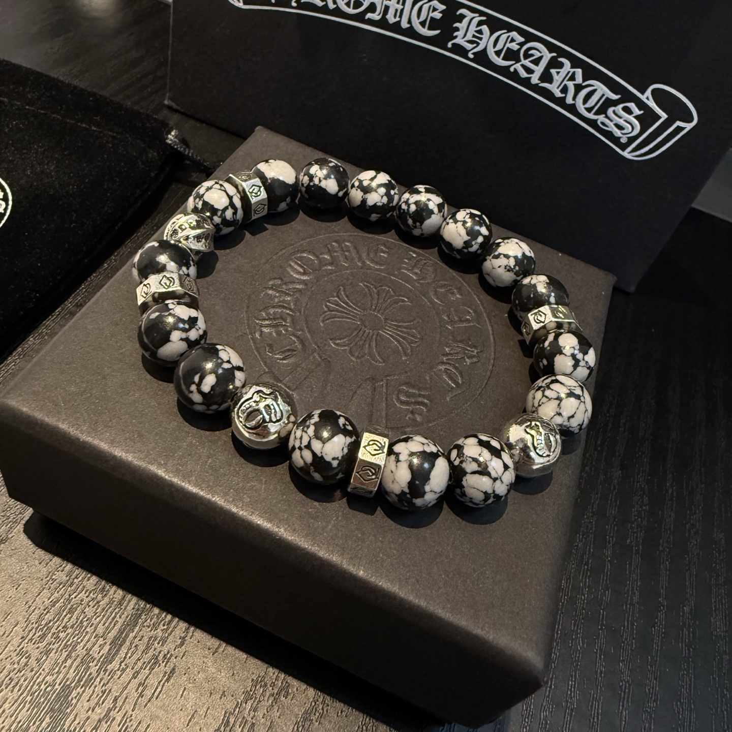 💰145 新款【专柜品质】Chrome Hearts克罗心 经典复古多元素手串手链 ,快手/ins/小红书热门,凹凸造型不同的花纹设计风格呈现出与众不同 十字架童军花是克罗心的标志 所以更经久不衰 正品打版Chrome Hearts克罗心 区别市场普通轻版 对版对标品质 看字印细节 复古做旧灰氧程度.精工版本!