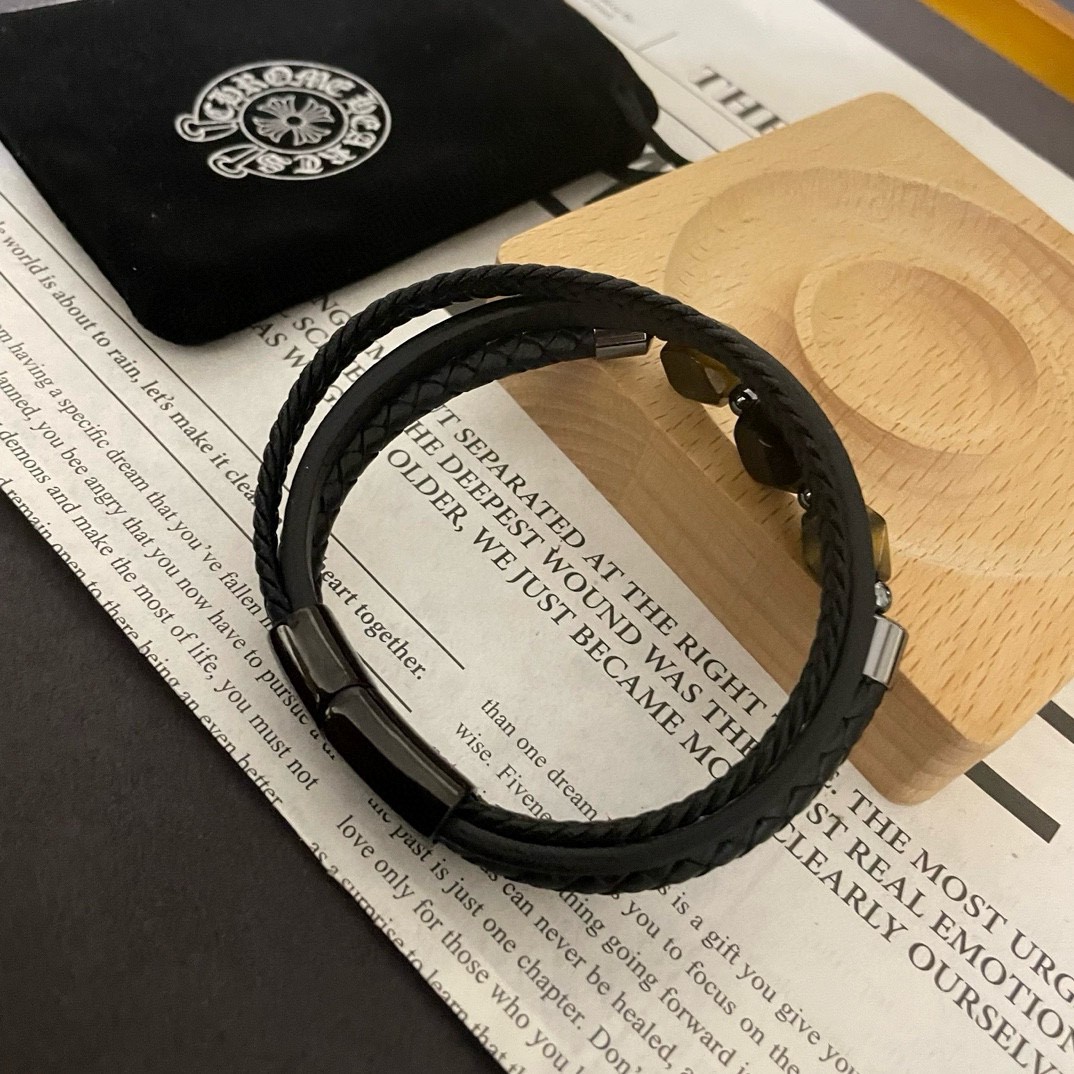 💰135 新款【专柜品质】Chrome Hearts克罗心 经典复古虎眼皮绳手镯 凹凸造型不同的花纹设计风格呈现出与众不同 十字架童军花是克罗心的标志 所以更经久不衰 正品打版Chrome Hearts克罗心项链 区别市场普通轻版 对版对标品质 看字印细节 复古做旧灰氧程度.精工版本!