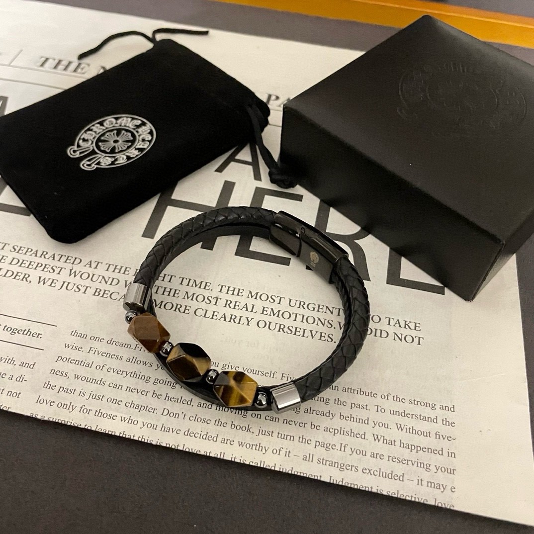 💰135 新款【专柜品质】Chrome Hearts克罗心 经典复古虎眼皮绳手镯 凹凸造型不同的花纹设计风格呈现出与众不同 十字架童军花是克罗心的标志 所以更经久不衰 正品打版Chrome Hearts克罗心项链 区别市场普通轻版 对版对标品质 看字印细节 复古做旧灰氧程度.精工版本!