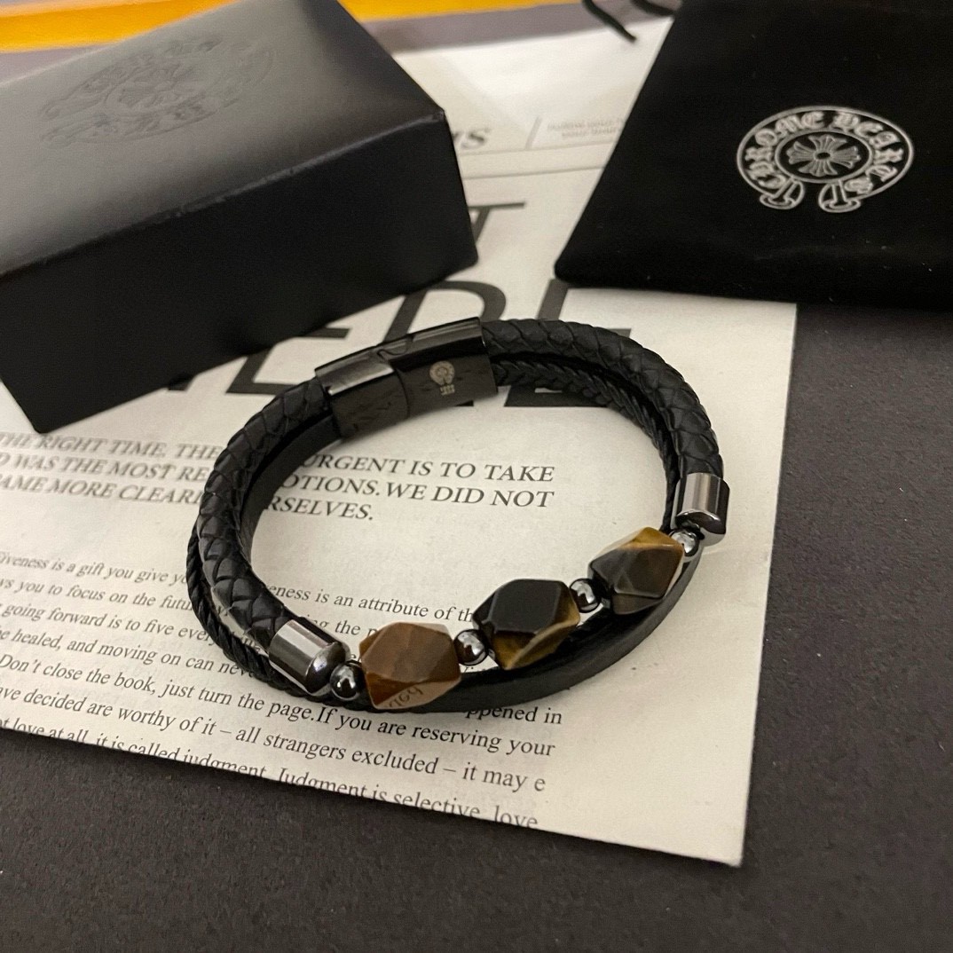 💰135 新款【专柜品质】Chrome Hearts克罗心 经典复古虎眼皮绳手镯 凹凸造型不同的花纹设计风格呈现出与众不同 十字架童军花是克罗心的标志 所以更经久不衰 正品打版Chrome Hearts克罗心项链 区别市场普通轻版 对版对标品质 看字印细节 复古做旧灰氧程度.精工版本!