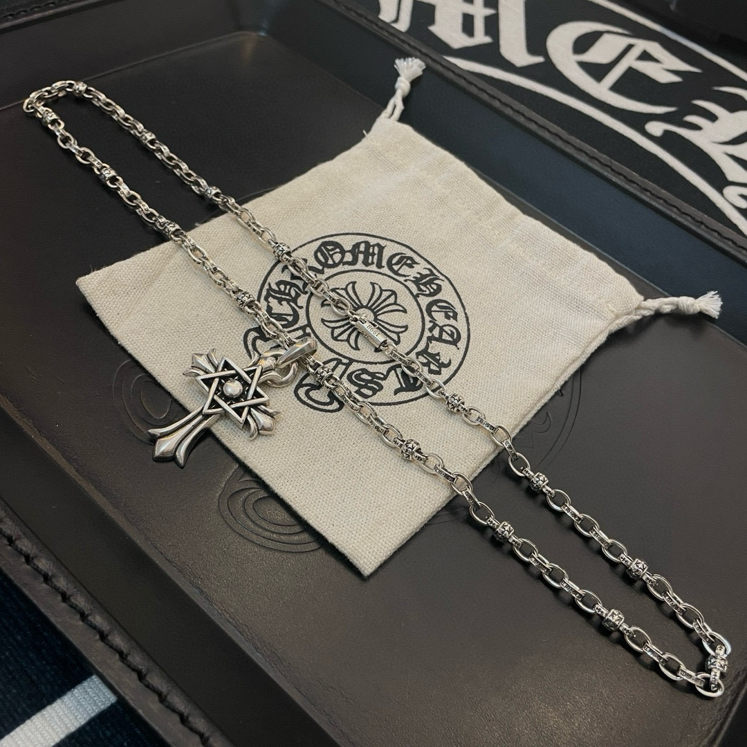 批💰150新款【专柜品质】Chrome Hearts克罗心经典复古十字花球项链 十字架吊坠 凹凸造型不同的花纹设计风格 呈现出与众不同 十字架 童军花是克罗心的志 所以更经久不衰 正品打版Chrome Hearts克罗心 区别市场普通轻版 对版对标品质 看字印细节 复古做旧灰氧程度.精工版本!!! 纯手工打造 ~正品开模💝潮流时尚必备 男女均可佩戴 情侣同款 官网原版 摇滚朋克泰银风格 复古元素 潮流百搭!