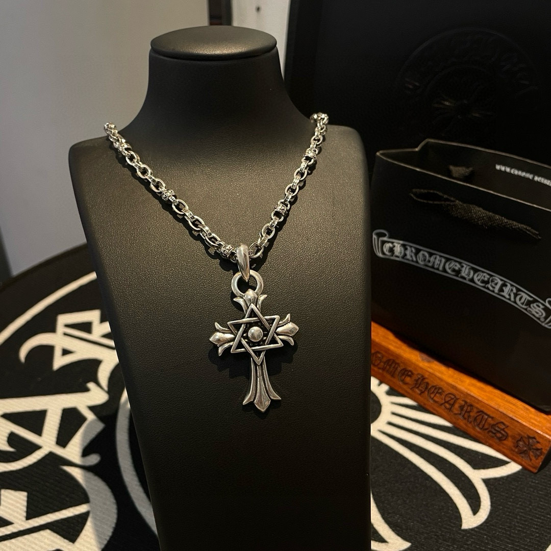批💰150新款【专柜品质】Chrome Hearts克罗心经典复古十字花球项链 十字架吊坠 凹凸造型不同的花纹设计风格 呈现出与众不同 十字架 童军花是克罗心的志 所以更经久不衰 正品打版Chrome Hearts克罗心 区别市场普通轻版 对版对标品质 看字印细节 复古做旧灰氧程度.精工版本!!! 纯手工打造 ~正品开模💝潮流时尚必备 男女均可佩戴 情侣同款 官网原版 摇滚朋克泰银风格 复古元素 潮流百搭!