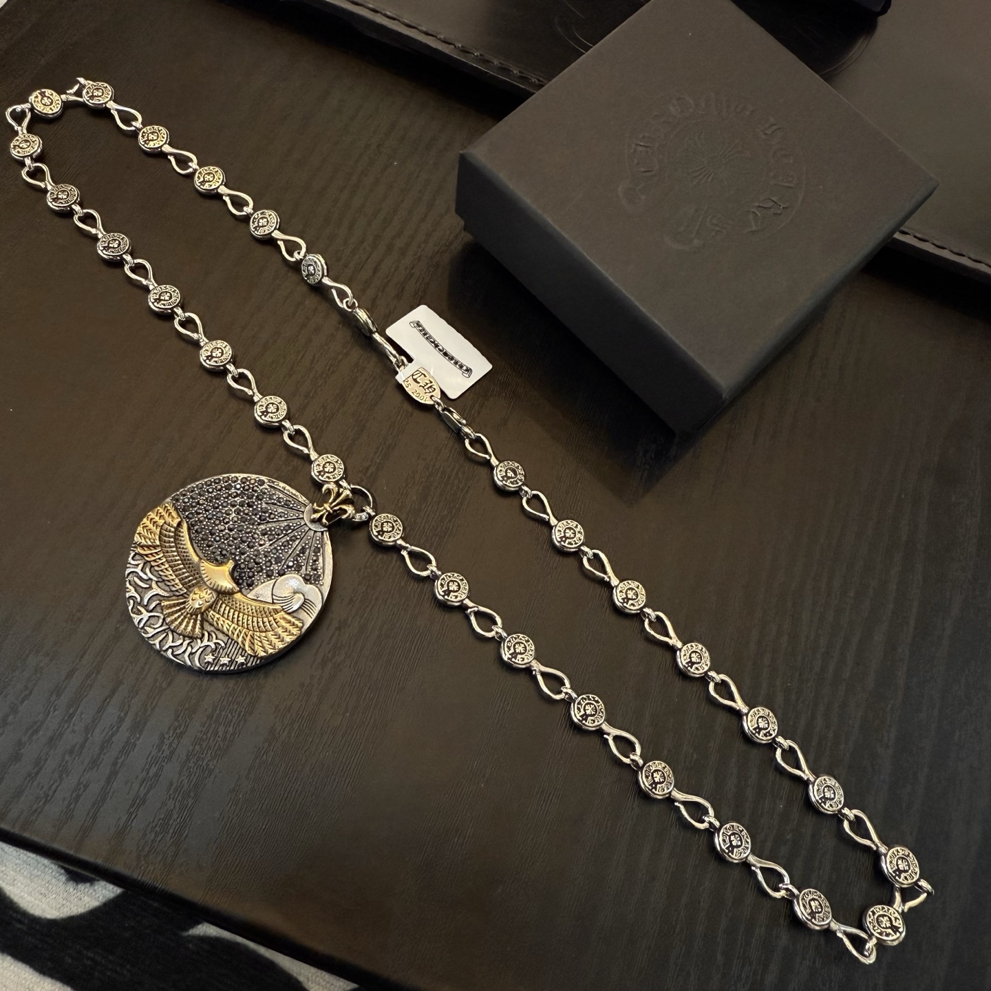 💰155 新款【专柜品质】Chrome Hearts克罗心经典复古马蹄十字架项链 金鹰圆牌吊坠 凹凸造型不同的花纹设计风格 呈现出与众不同 十字架 童军花是克罗心的志 所以更经久不衰 正品打版Chrome Hearts克罗心 区别市场普通轻版 对版对标品质 看字印细节 复古做旧灰氧程度.精工版本!!! 纯手工打造 ~正品开模💝潮流时尚必备 男女均可佩戴 情侣同款 官网原版 摇滚朋克泰银风格 复古元素 潮流百搭!