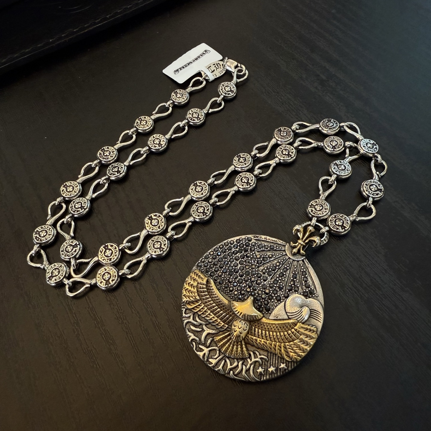 💰155 新款【专柜品质】Chrome Hearts克罗心经典复古马蹄十字架项链 金鹰圆牌吊坠 凹凸造型不同的花纹设计风格 呈现出与众不同 十字架 童军花是克罗心的志 所以更经久不衰 正品打版Chrome Hearts克罗心 区别市场普通轻版 对版对标品质 看字印细节 复古做旧灰氧程度.精工版本!!! 纯手工打造 ~正品开模💝潮流时尚必备 男女均可佩戴 情侣同款 官网原版 摇滚朋克泰银风格 复古元素 潮流百搭!
