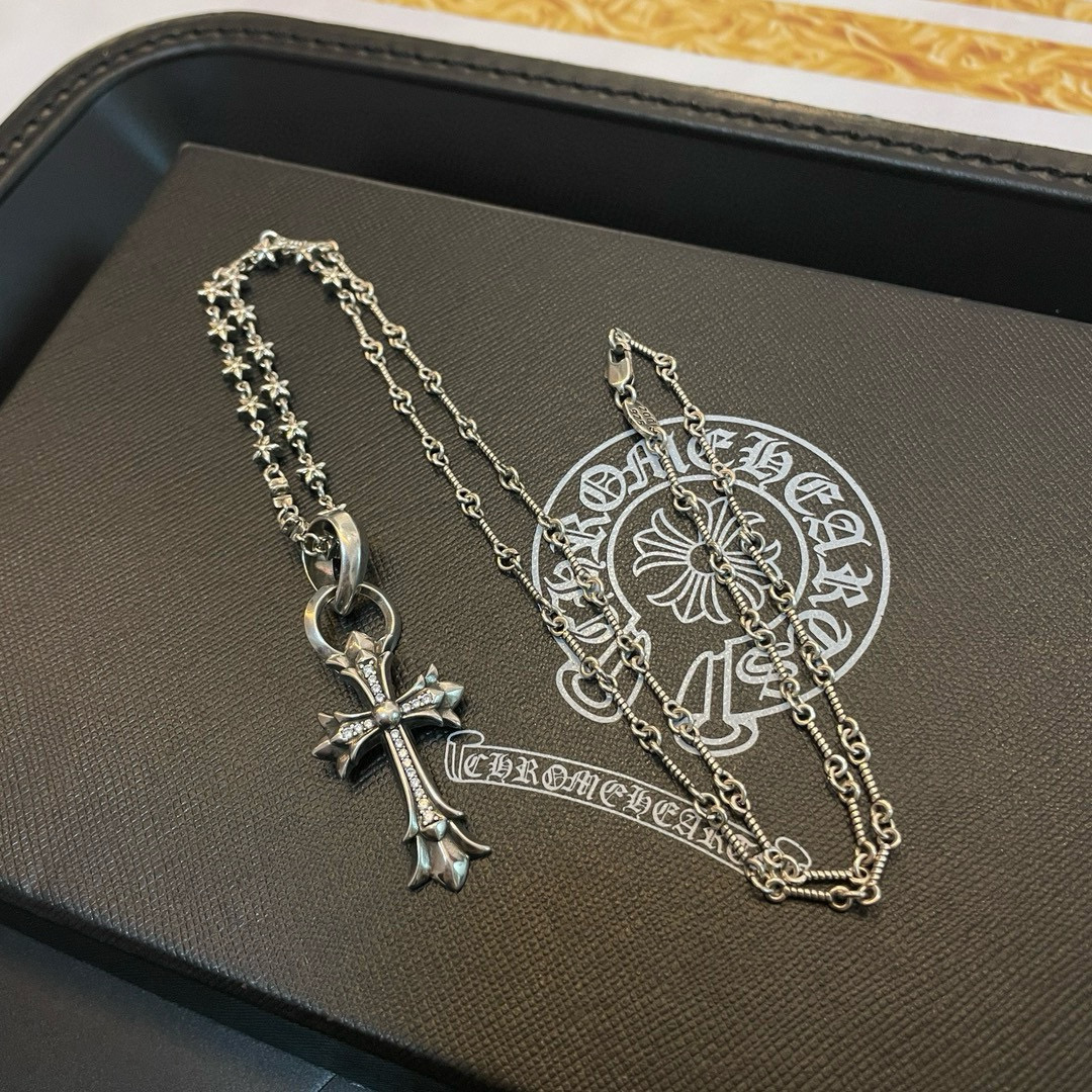 NO:863337,New [Counter Quality] Chrome Hearts Classic Retro Bamboo Five-Star Necklace Cross Diamond Pendant Concave and Concave Shape Different Pattern Design Styles Are Different The Cross Scout Flower is the symbol of Chrome Hearts, so it is more durable. Genuine patterned Chrome Hearts necklace is different from the ordinary light version in the market. Match the version and benchmark quality. Look at the printing details. The degree of retro ash oxidation. Seiko version!  , jewelry boutique, chrome hearts, chrome hearts, necklace19860909新款【专柜品质】Chrome Hearts克罗心 经典复古竹节五星项链 十字架镶钻吊坠 凹凸造型不同的花纹设计风格呈现出与众不同 十字架童军花是克罗心的标志 所以更经久不衰 正品打版Chrome Hearts克罗心项链区别市场普通轻版 对版对标品质 看字印细节 复古做旧灰氧程度.精工版本！,饰品精品,chrome hearts,chrome hearts,necklace,Jewelry
