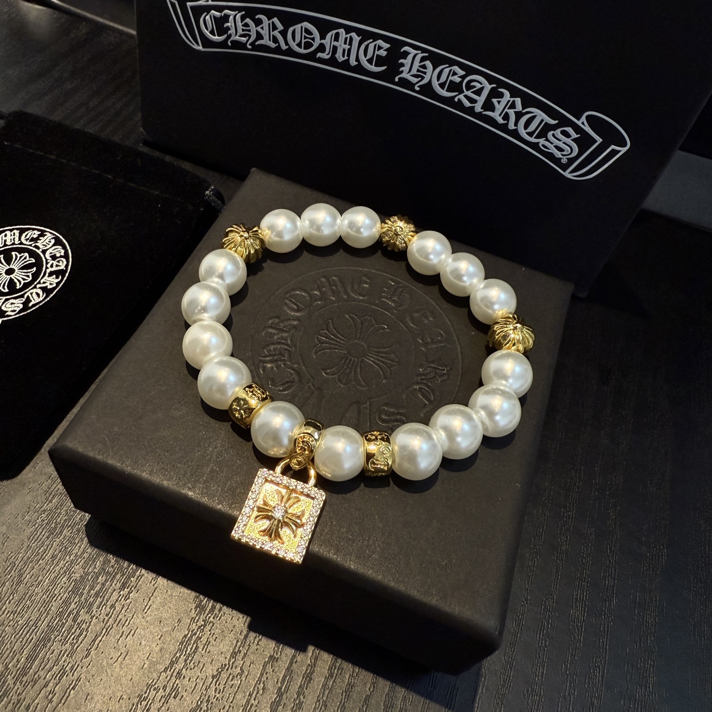  新款【专柜品质】Chrome Hearts克罗心复古多元素珍珠手串手链 凹凸造型不同的花纹设计风格呈现