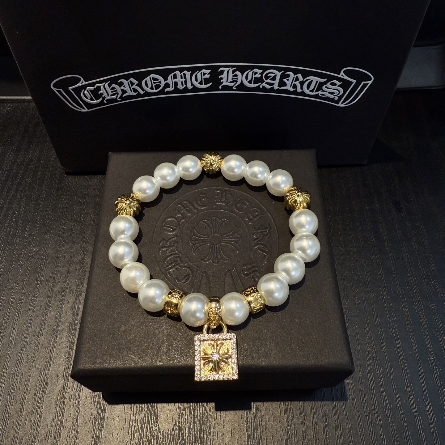  新款【专柜品质】Chrome Hearts克罗心复古多元素珍珠手串手链 凹凸造型不同的花纹设计风格呈现