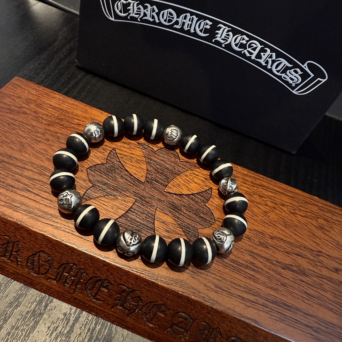 新款【专柜品质】Chrome Hearts克罗心复古多元素手串手链 凹凸造型不同的花纹设计风格呈现出与