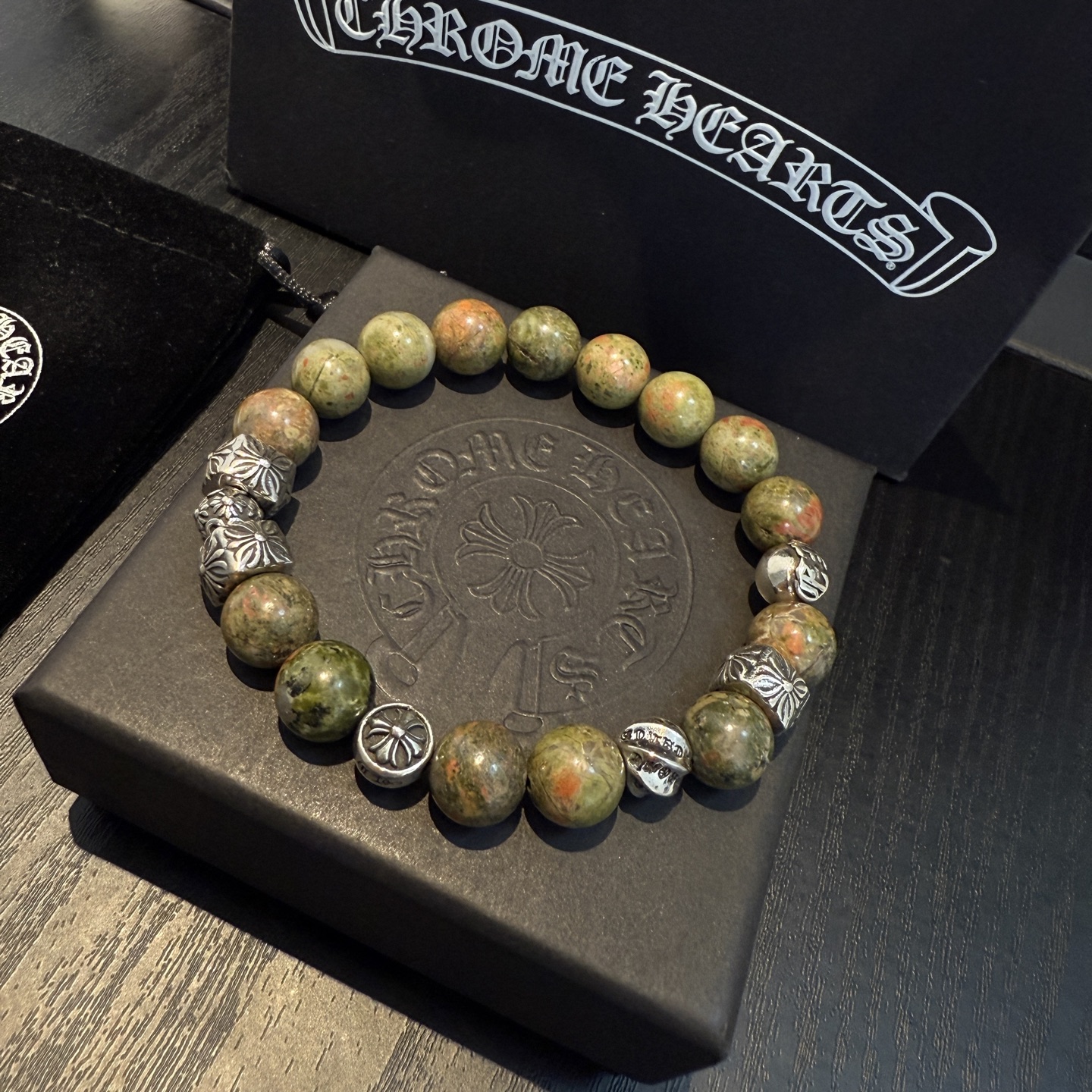  新款【专柜品质】Chrome Hearts克罗心复古多元素手串手链 凹凸造型不同的花纹设计风格呈现出与