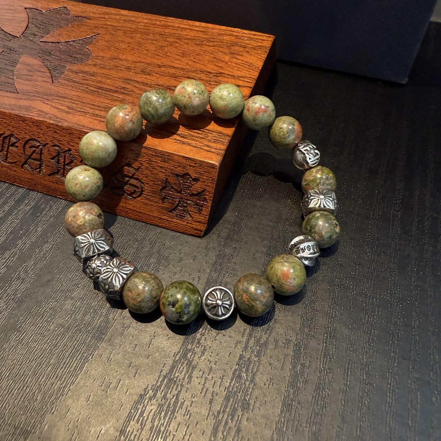  新款【专柜品质】Chrome Hearts克罗心复古多元素手串手链 凹凸造型不同的花纹设计风格呈现出与