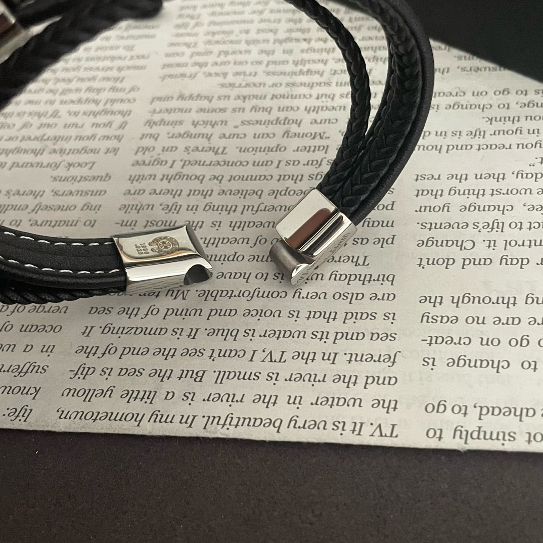  新款【专柜品质】Chrome Hearts克罗心 经典皮绳手镯 凹凸造型不同的花纹设计风格 呈现出与众
