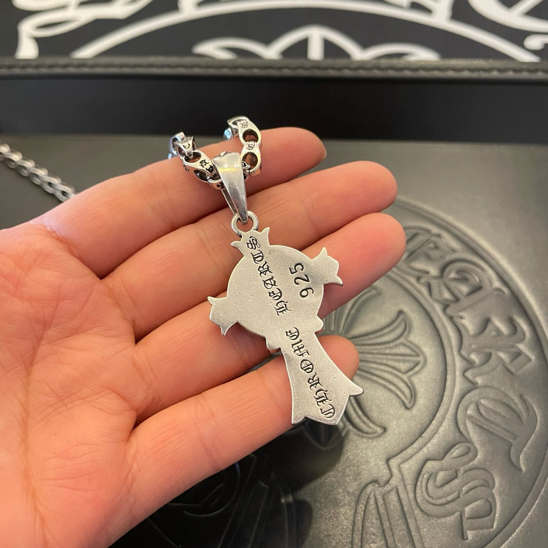  新款【专柜品质】Chrome Hearts克罗心 经典复古十字圈项链 徽章吊坠 凹凸造型不同的花纹设计