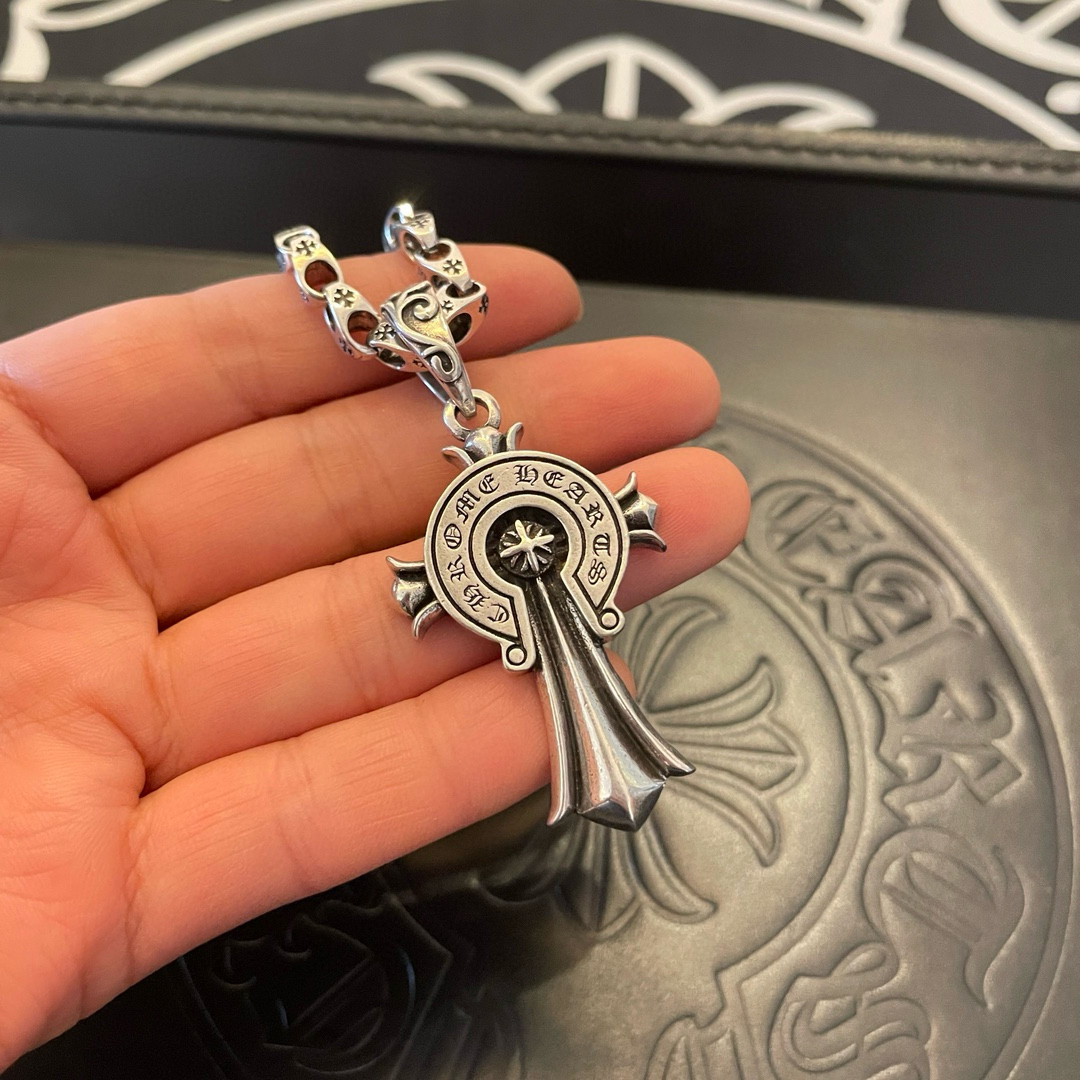  新款【专柜品质】Chrome Hearts克罗心 经典复古十字圈项链 徽章吊坠 凹凸造型不同的花纹设计