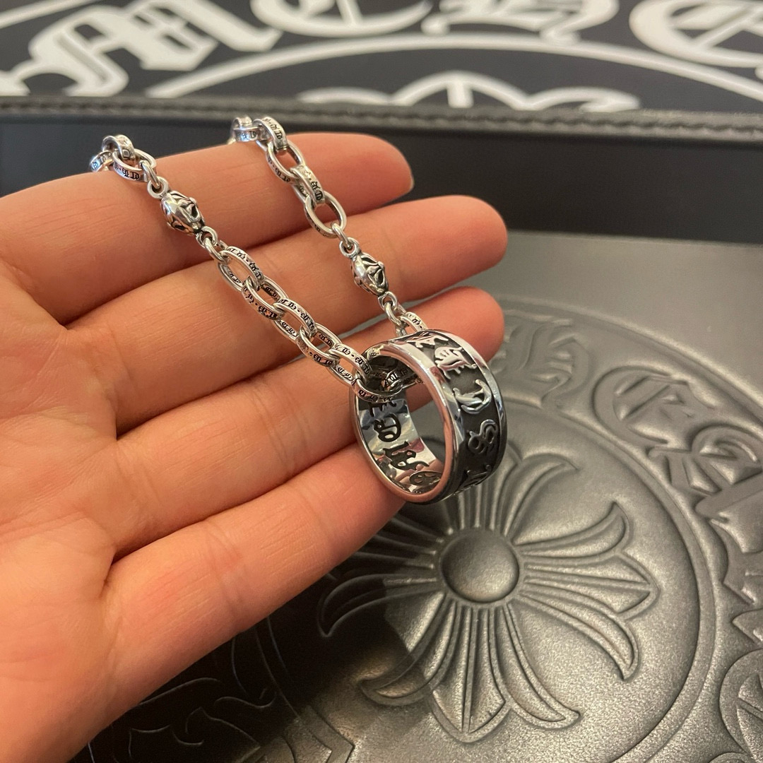  新款【专柜品质】Chrome Hearts克罗心 经典复古字母项链 戒指吊坠 凹凸造型不同的花纹设计风