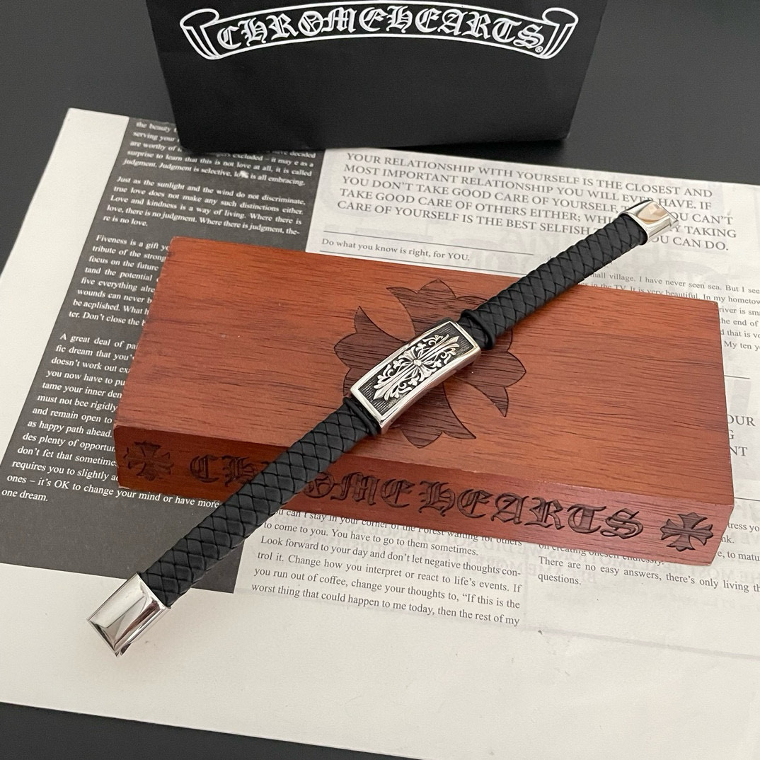 【专柜品质】Chrome Hearts克罗心 经典复古十字花皮绳手镯 凹凸造型不同的花纹设计风格 呈现出