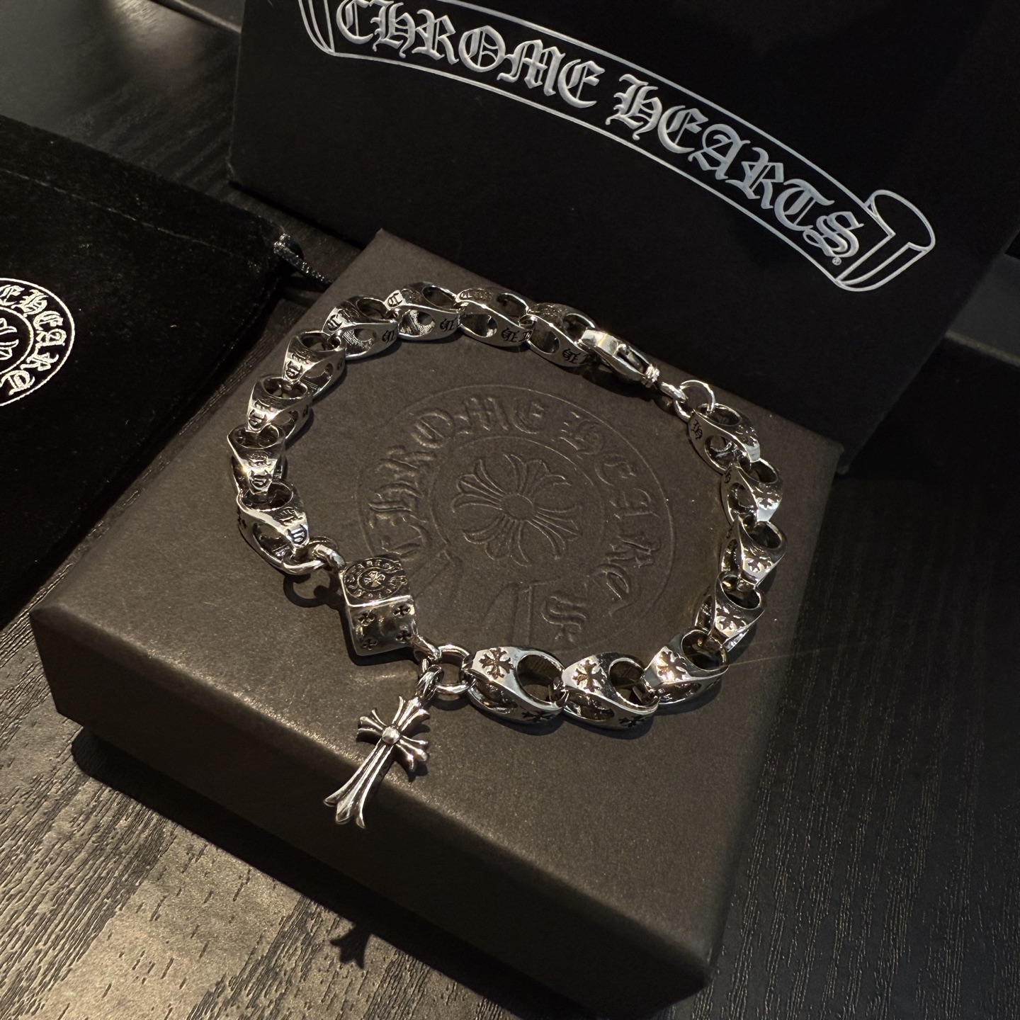 批  新款【专柜品质】Chrome Hearts克罗心 经典复古十字架骰子手链 凹凸造型不同的花纹设计风