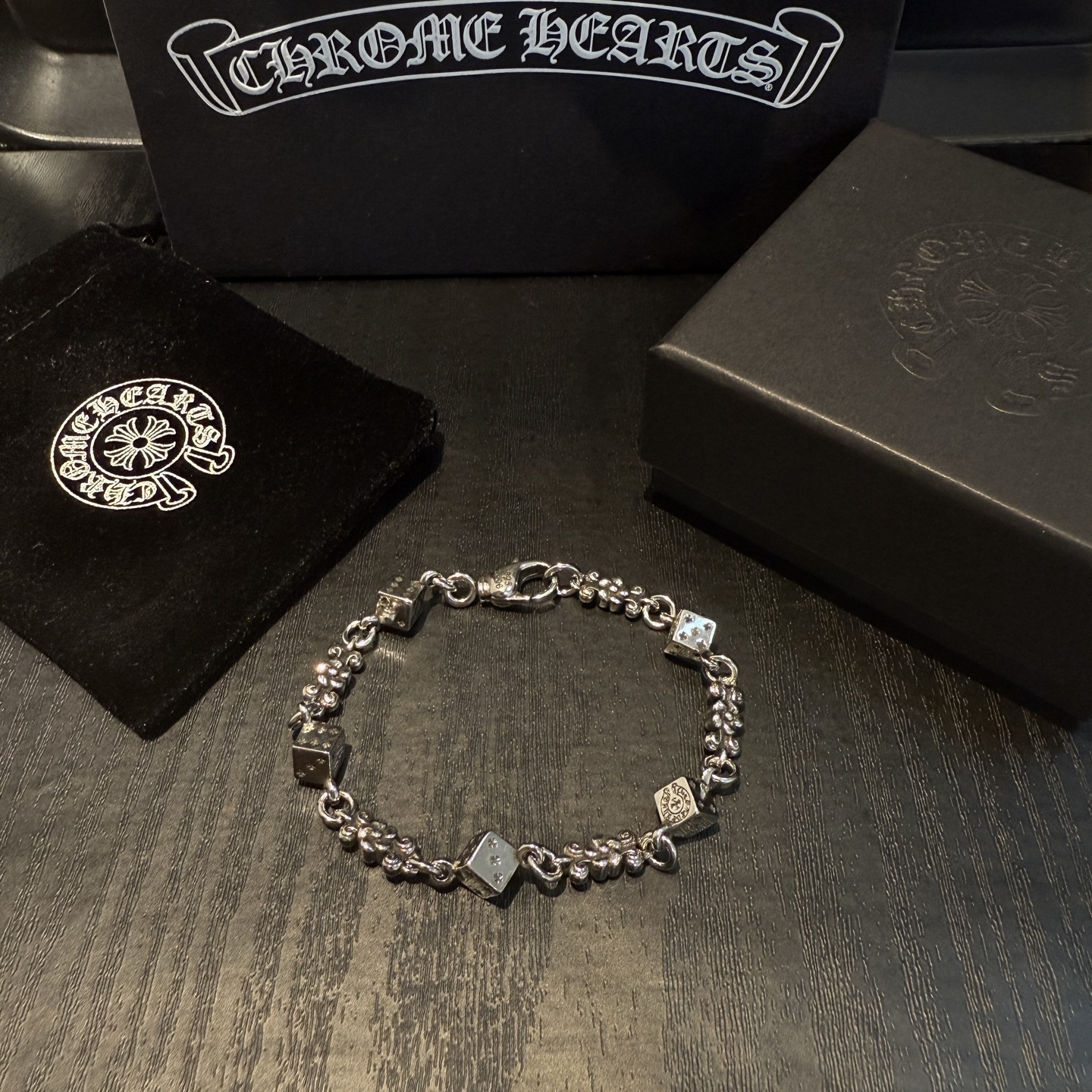 新款【专柜品质】Chrome Hearts克罗心经典复古骰子十字花手链 凹凸造型不同的花纹设计风格 呈现