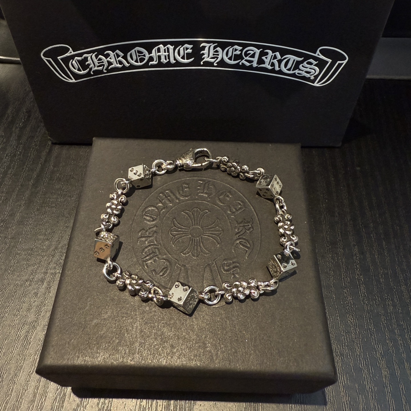 新款【专柜品质】Chrome Hearts克罗心经典复古骰子十字花手链 凹凸造型不同的花纹设计风格 呈现