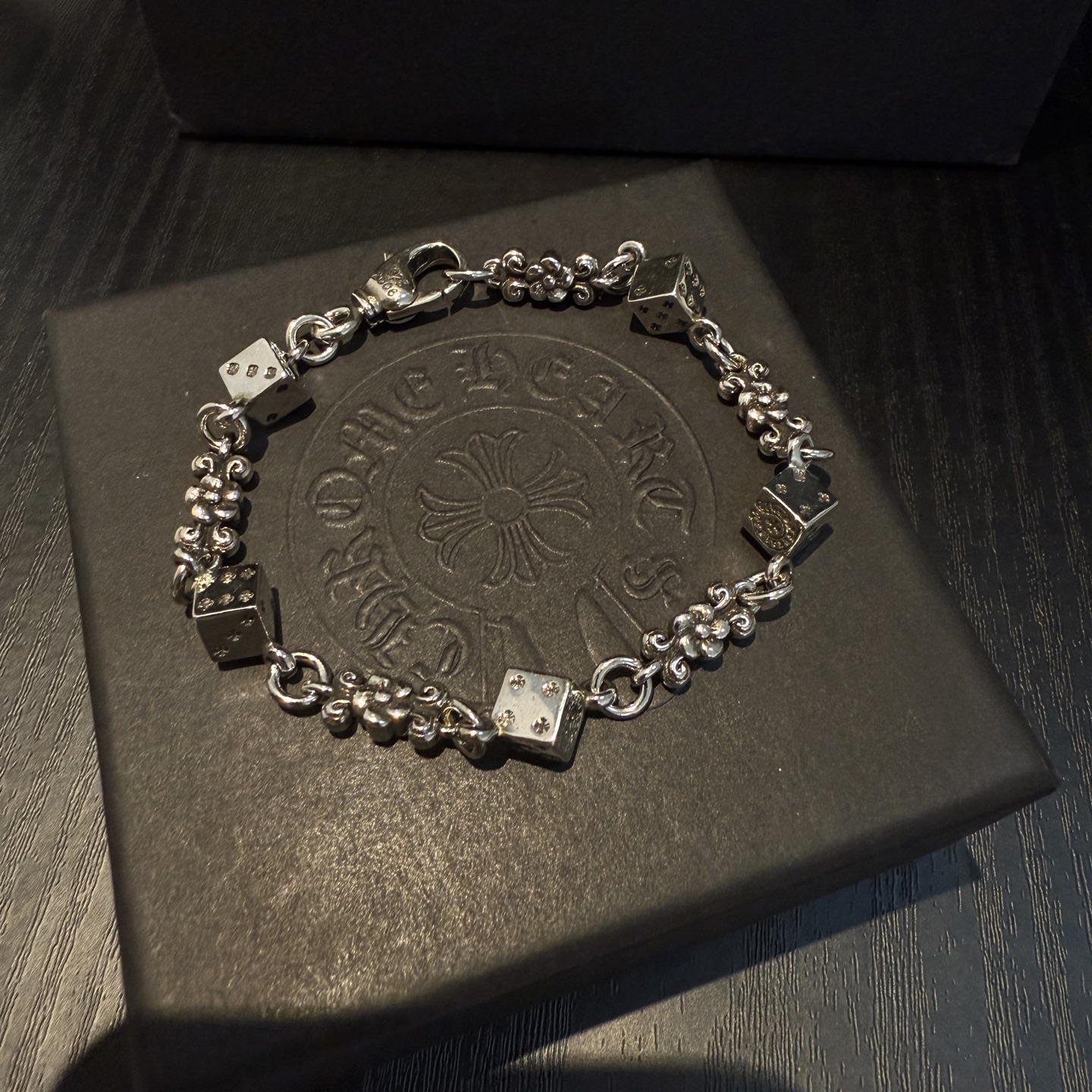 新款【专柜品质】Chrome Hearts克罗心经典复古骰子十字花手链 凹凸造型不同的花纹设计风格 呈现