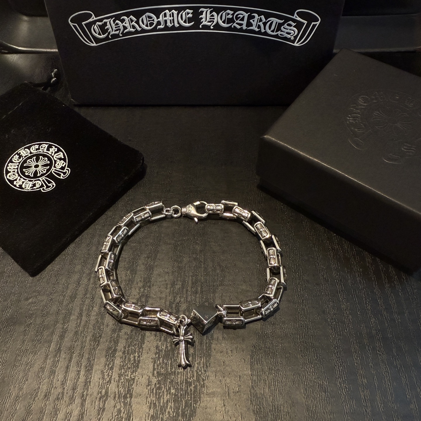   新款【专柜品质】Chrome Hearts克罗心 经典复古十字架骰子手链 凹凸造型不同的花纹设计风格