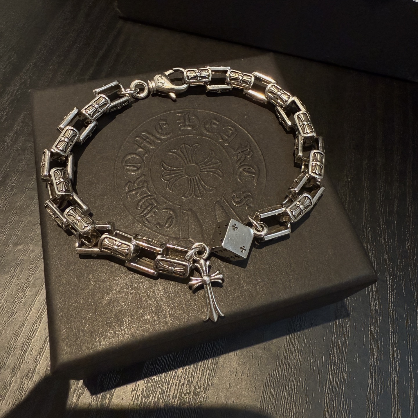   新款【专柜品质】Chrome Hearts克罗心 经典复古十字架骰子手链 凹凸造型不同的花纹设计风格