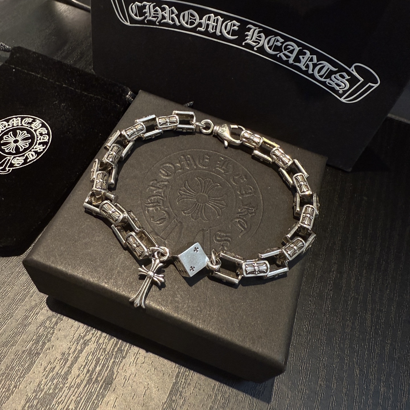   新款【专柜品质】Chrome Hearts克罗心 经典复古十字架骰子手链 凹凸造型不同的花纹设计风格