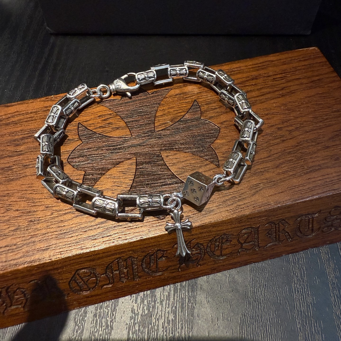   新款【专柜品质】Chrome Hearts克罗心 经典复古十字架骰子手链 凹凸造型不同的花纹设计风格