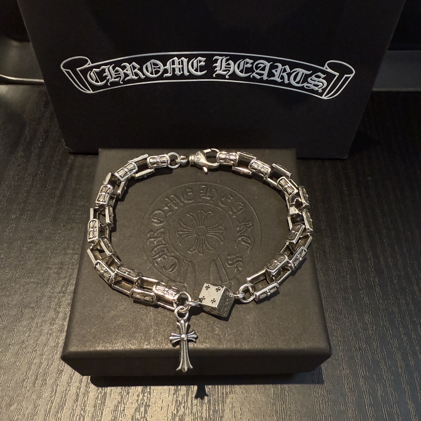   新款【专柜品质】Chrome Hearts克罗心 经典复古十字架骰子手链 凹凸造型不同的花纹设计风格